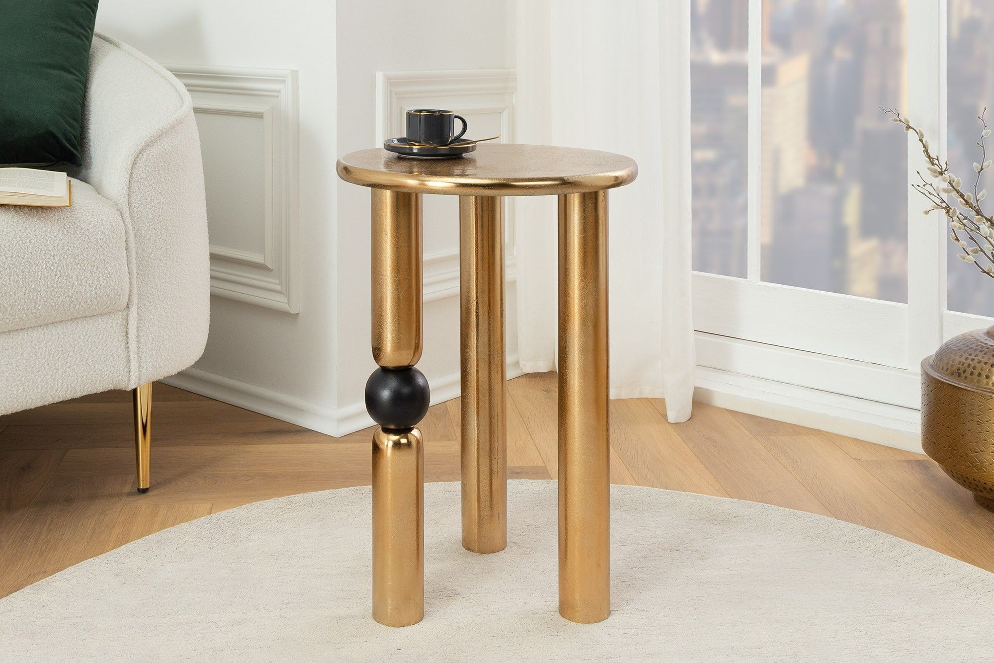 Abstract bijzettafel 55 cm – Handgemaakt, rond, goud‑zwarte metalen basis