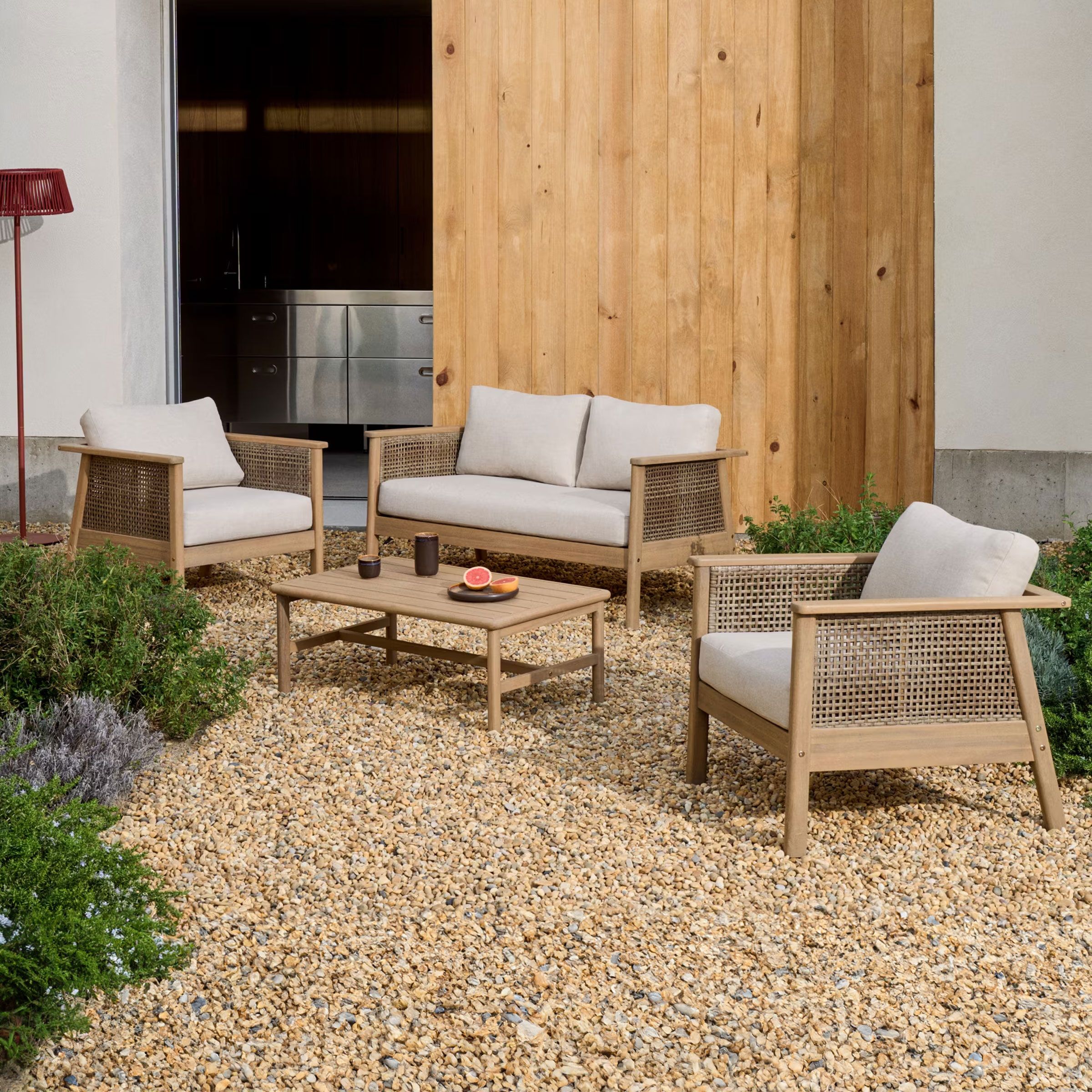 Alabe Loungeset van Kave Home – stijlvolle buitenset in acaciahout en rattan