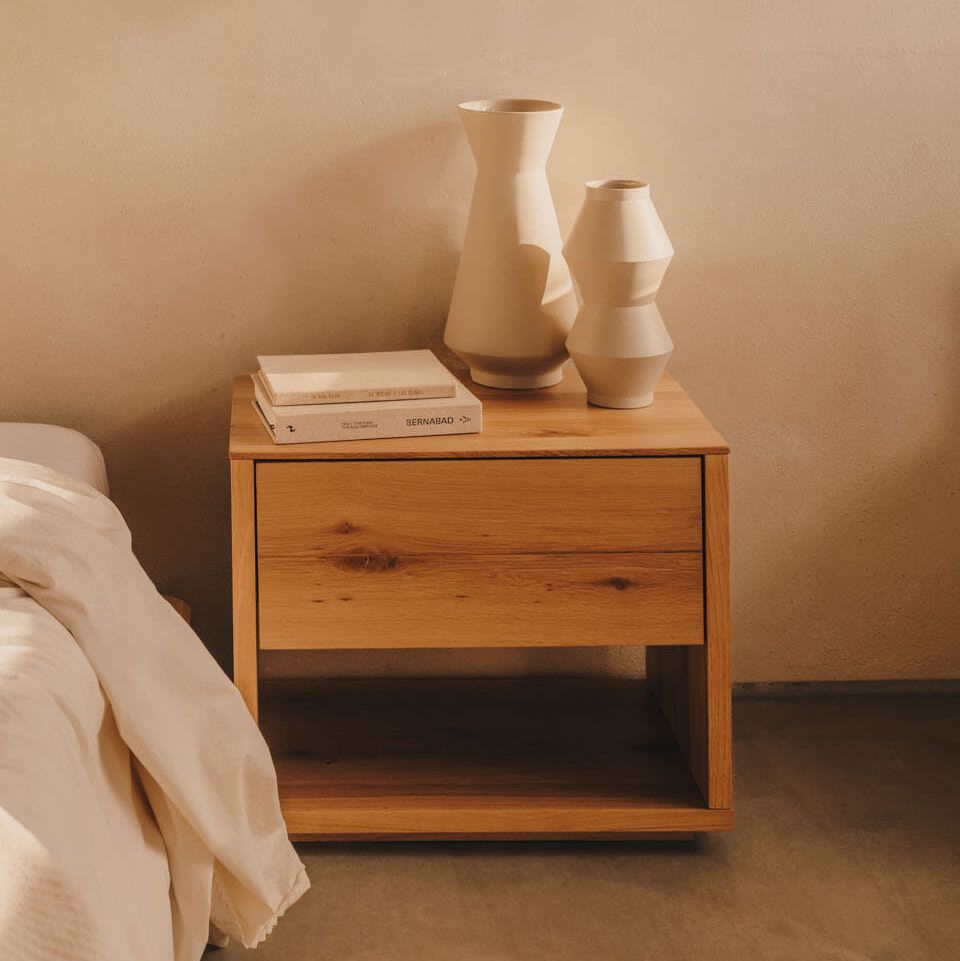 Alguema nacht‑kastje van Kave Home – tijdloze eikenfineer met minimalistische rust