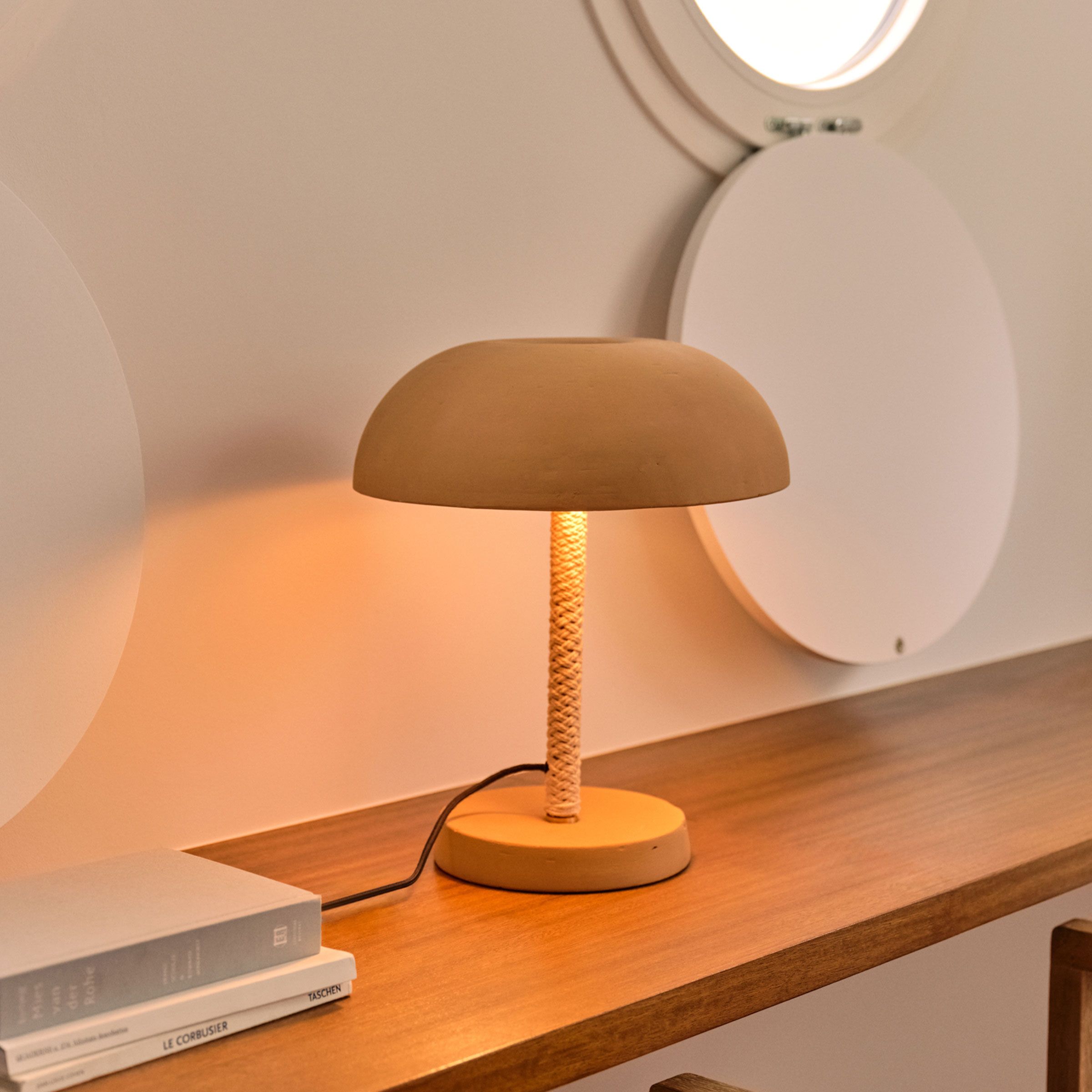 Arinda terracotta tafellamp van Kave Home – warme sfeer met handgemaakte charme
