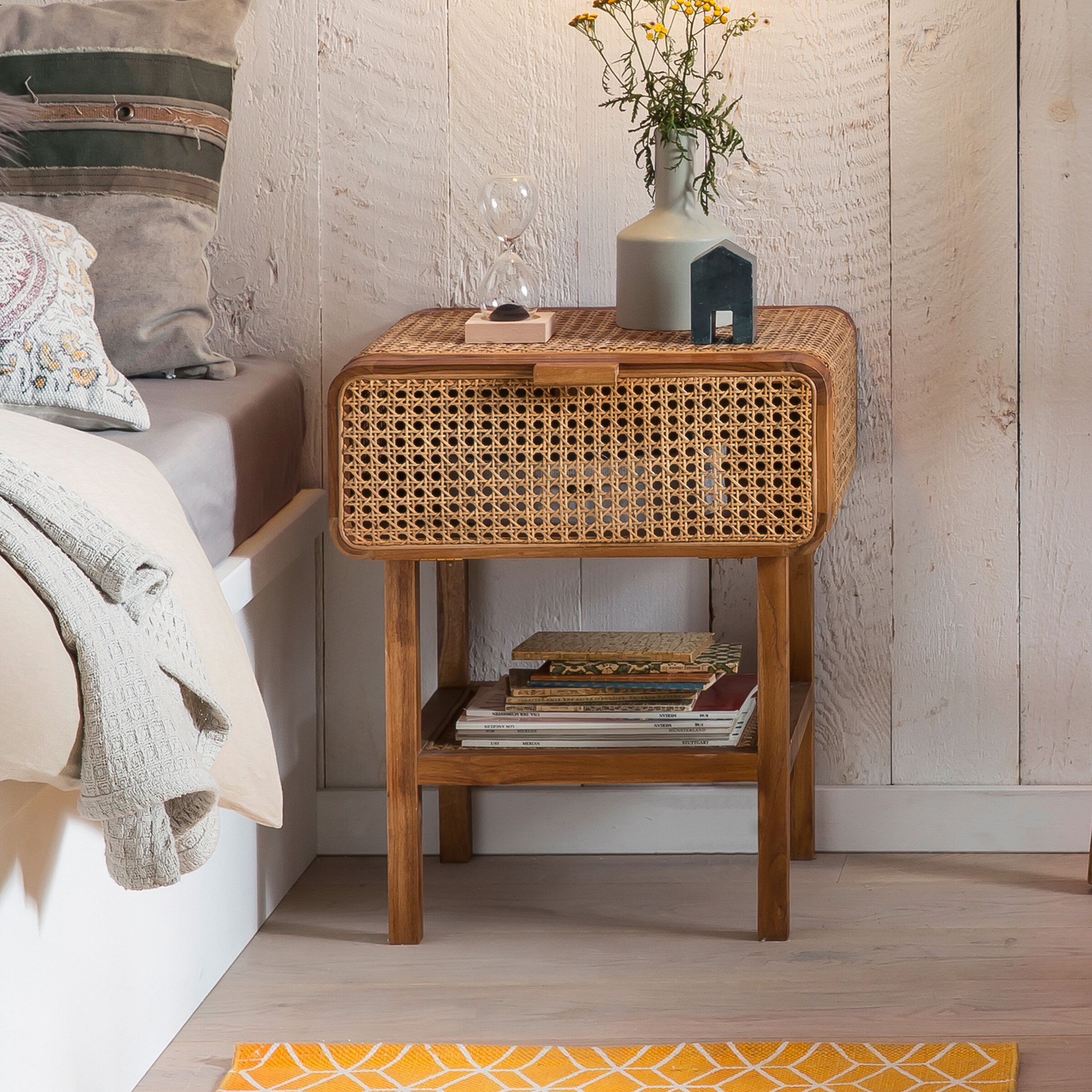 Artistiq Cha Nachtkastje van Gerecycled Teakhout & Rotan – Antiek Koloniaal Design