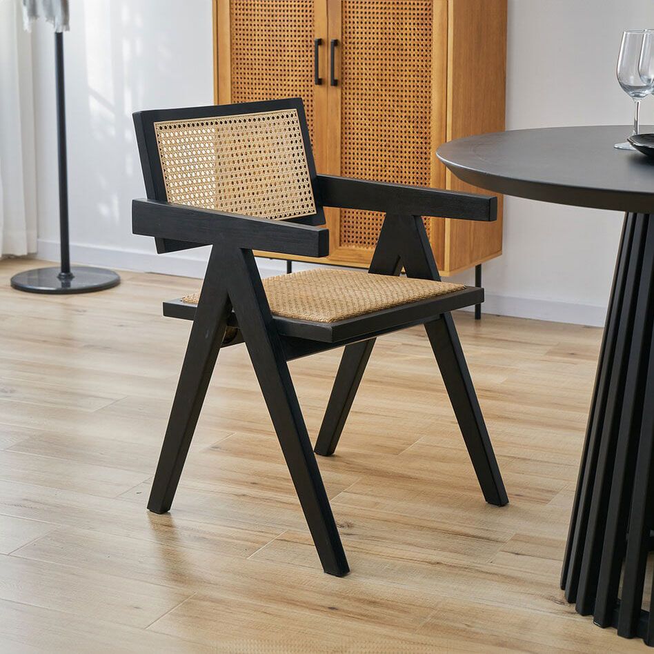 Artistiq Daja eetkamerstoel – Zwarte rotan fauteuil met vintage charme