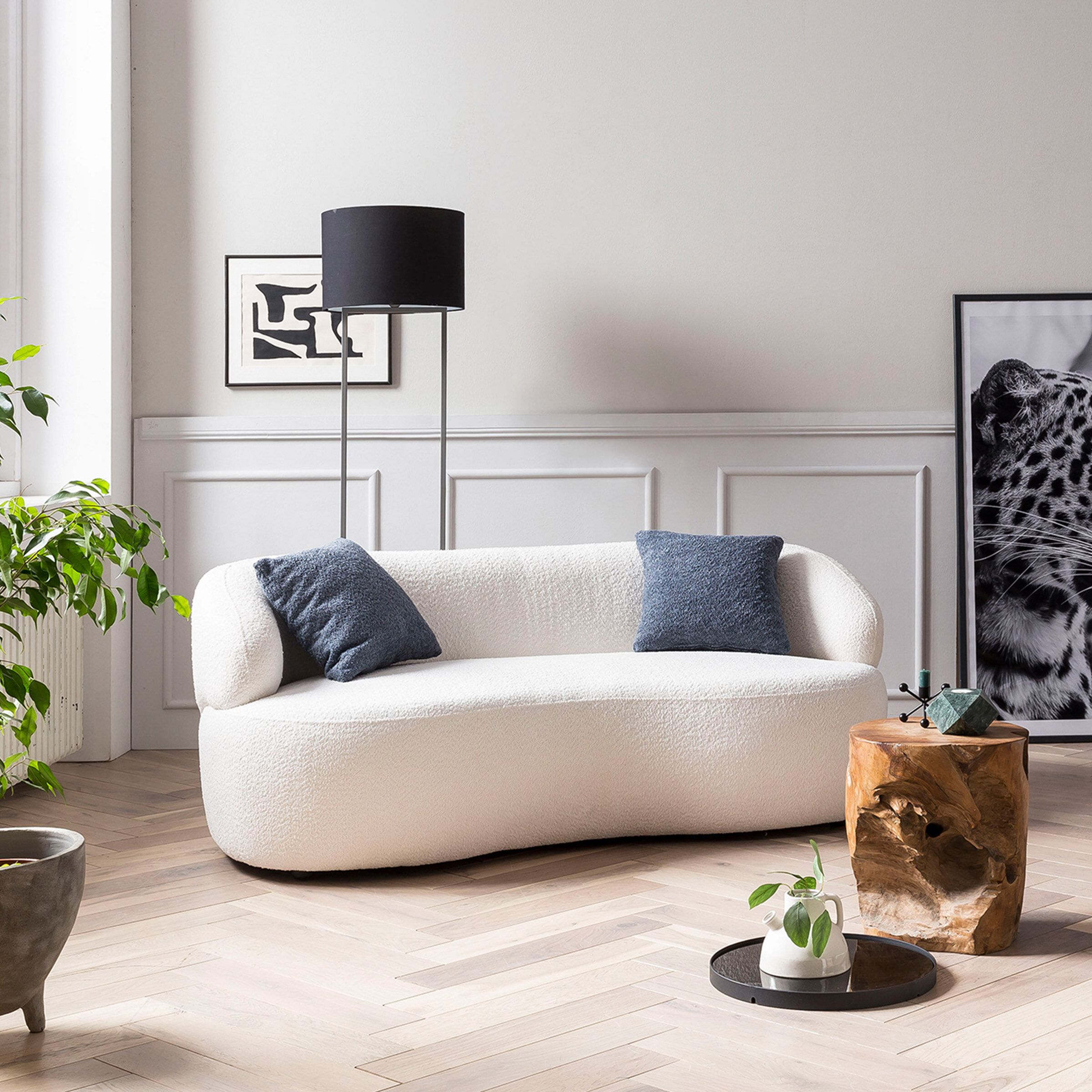 Artistiq Living Rayfield 2‑zitsbank – witte bouclé, moderne niervorm