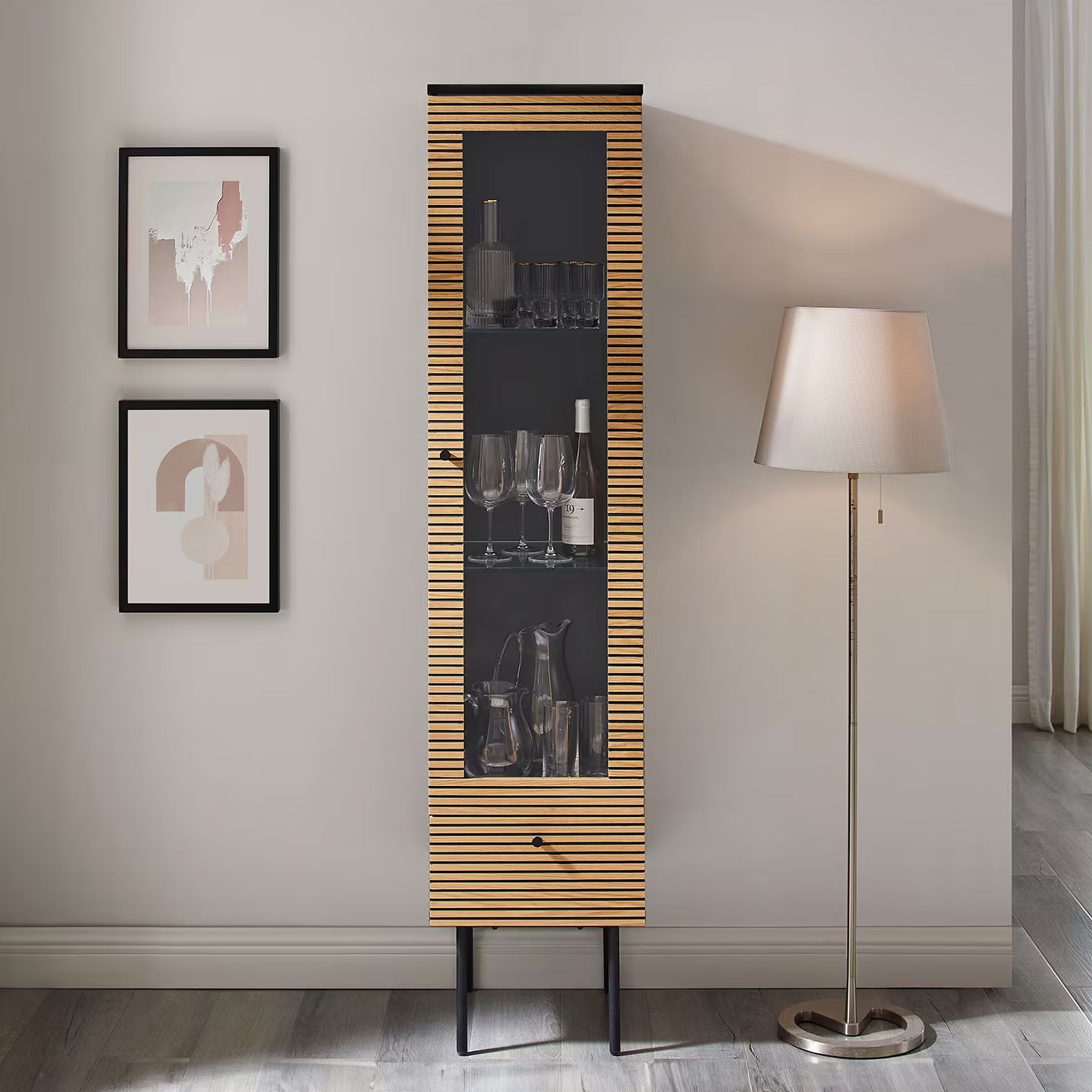 Artistiq Living Vitrinekast Shoua – Scandinavisch design in bruine tinten