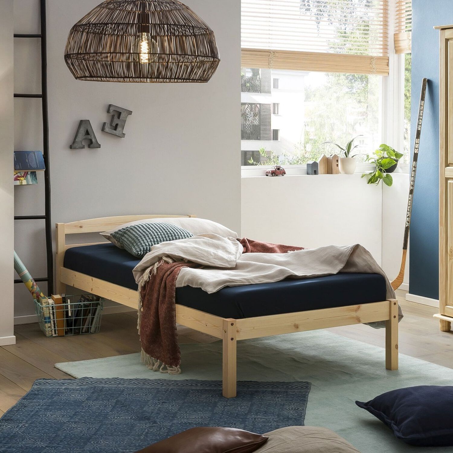 Artistiq Renecia Eenpersoonsbed van Massief Sparrenhout – Compact & Natuurlijk Design