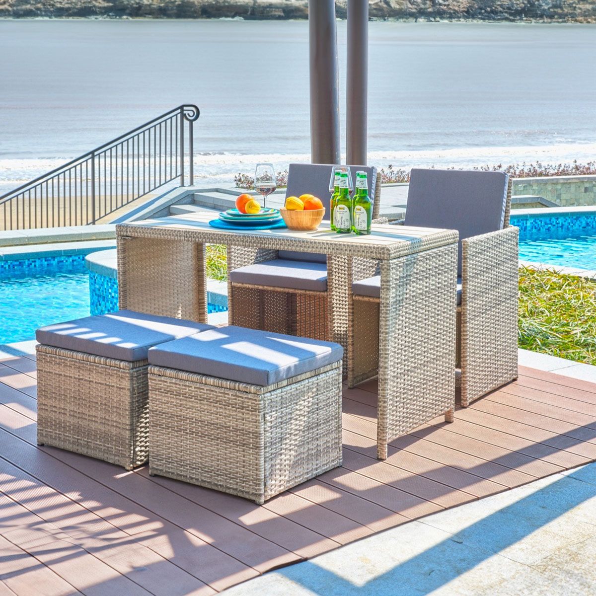 Artistiq Shareema Tuinset – Grijze polyrotan tafel met 2 stoelen en 2 krukken