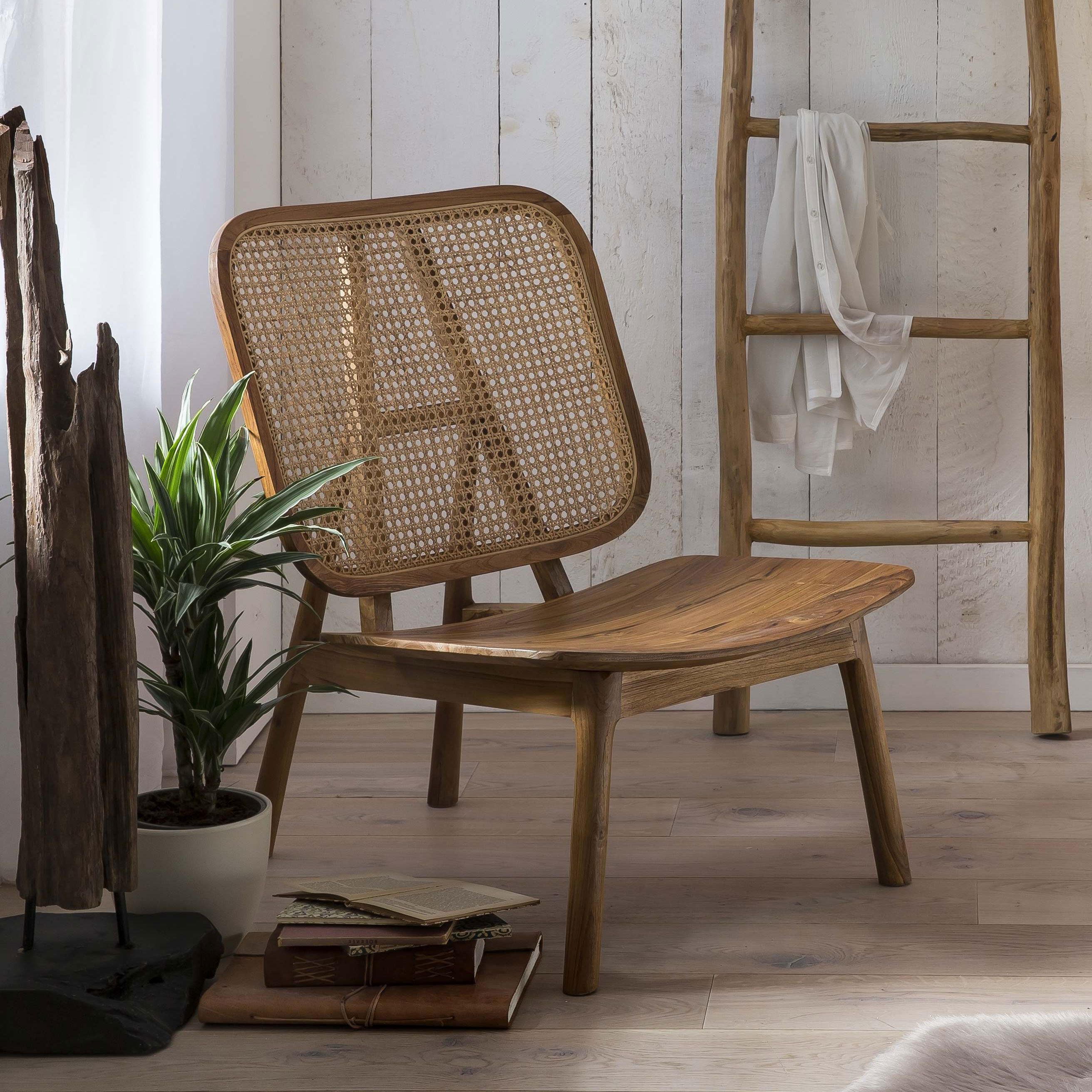Artistiq Takeshia Fauteuil – Handgemaakt Teak & Rotan met Luchtig Vlechtwerk