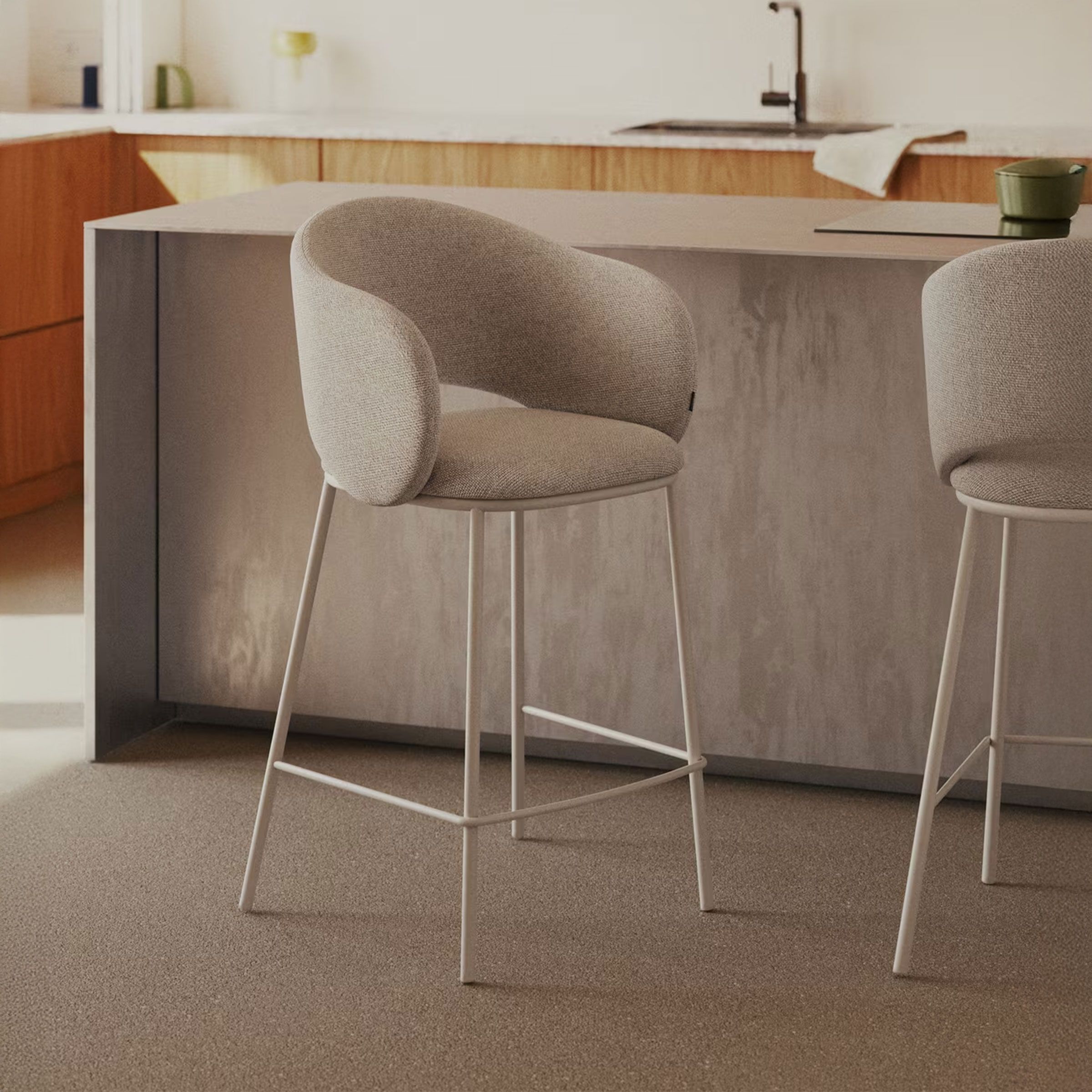 Barkruk Maina van Kave Home – Beige, Comfortabel & Designklassiek