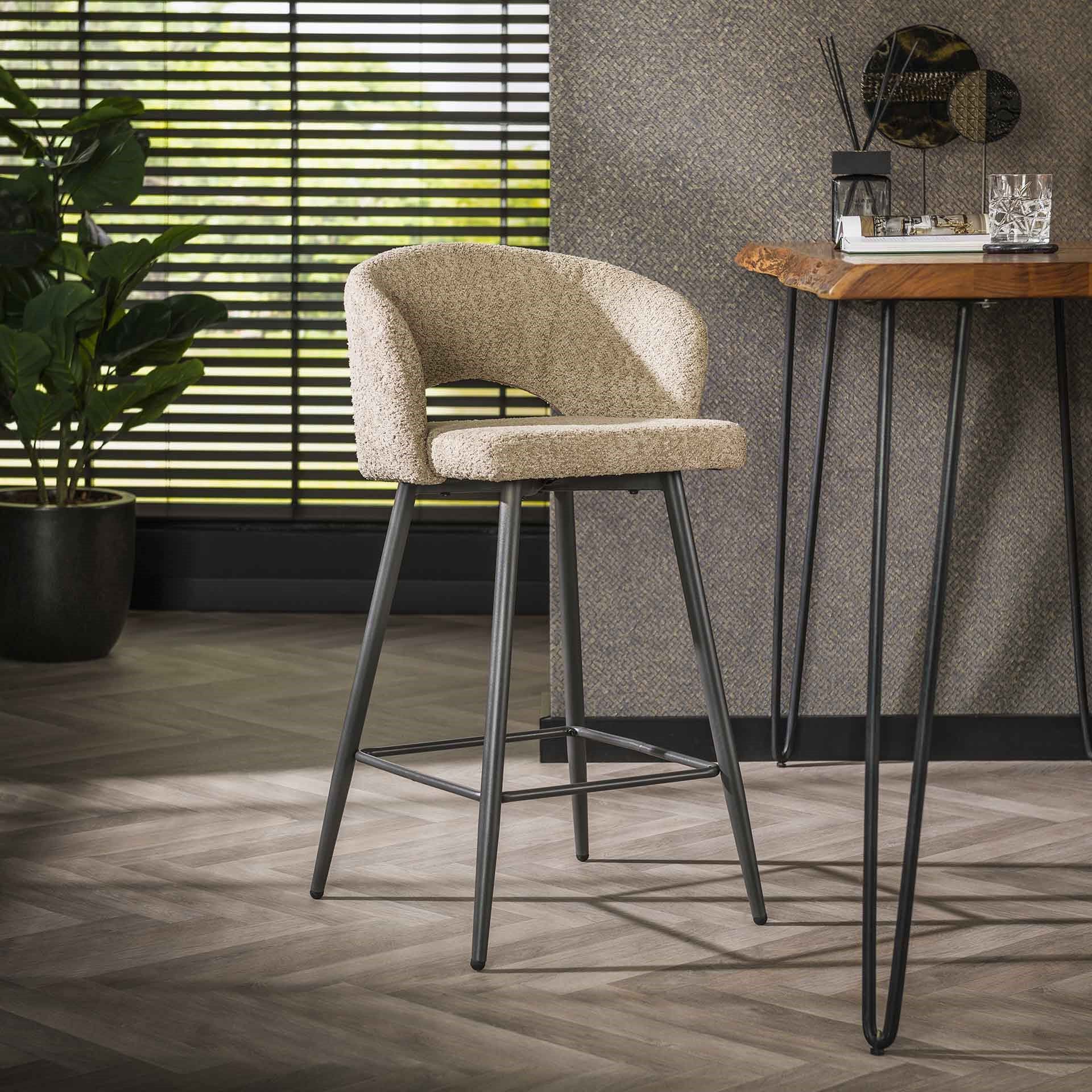 Barstoel Arnie van LifestyleFurn – Luxe Bouclé in zand, 69 cm zithoogte