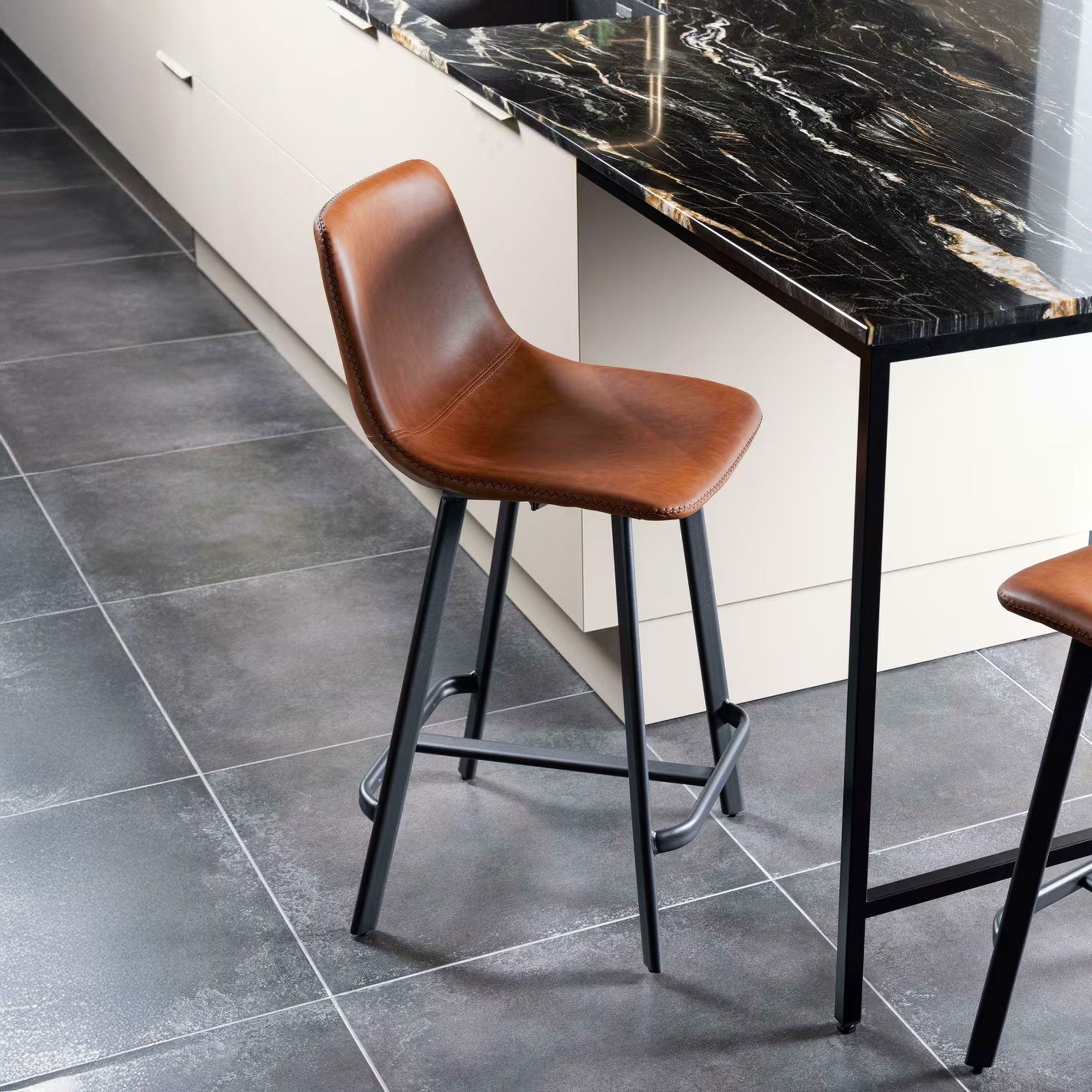 Bendt Barstoel Xanthe PU – Moderne barkruk in warme cognackleur