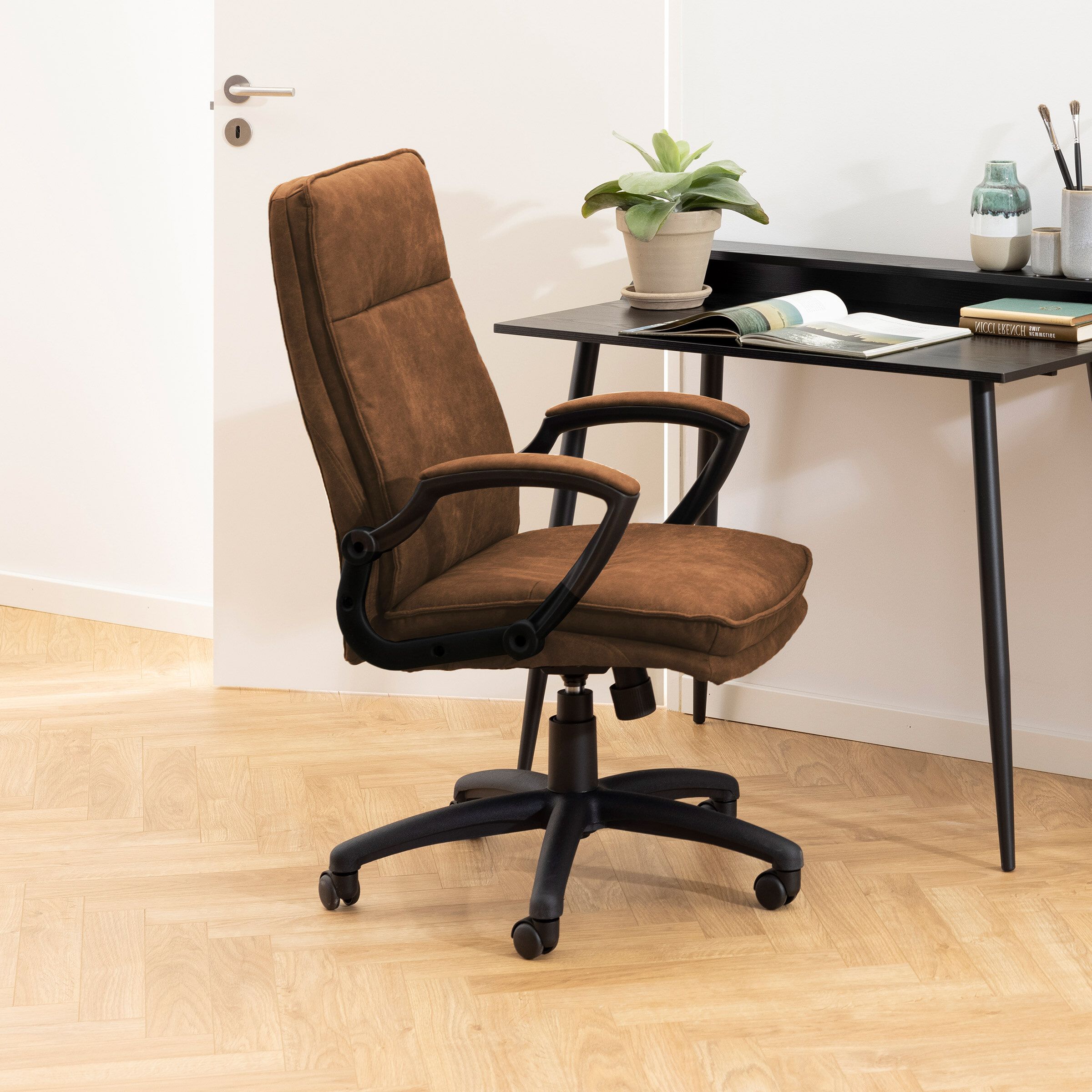 Bendt Bureaustoel Berend – Moderne Camelkleurige microvezelstoel voor ergonomisch werken