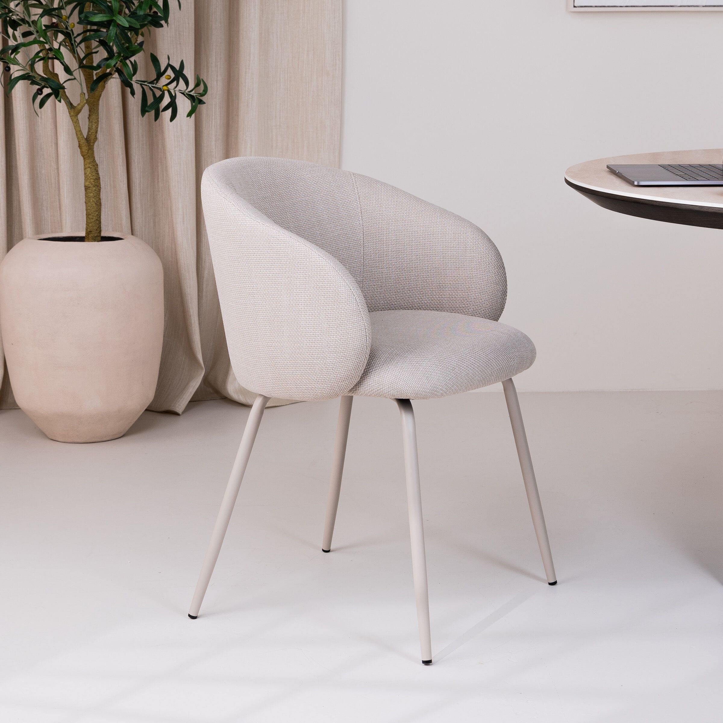 Bendt Cristi Eetkamerstoel – Beige Stof, Moderne Vrouwelijke Look