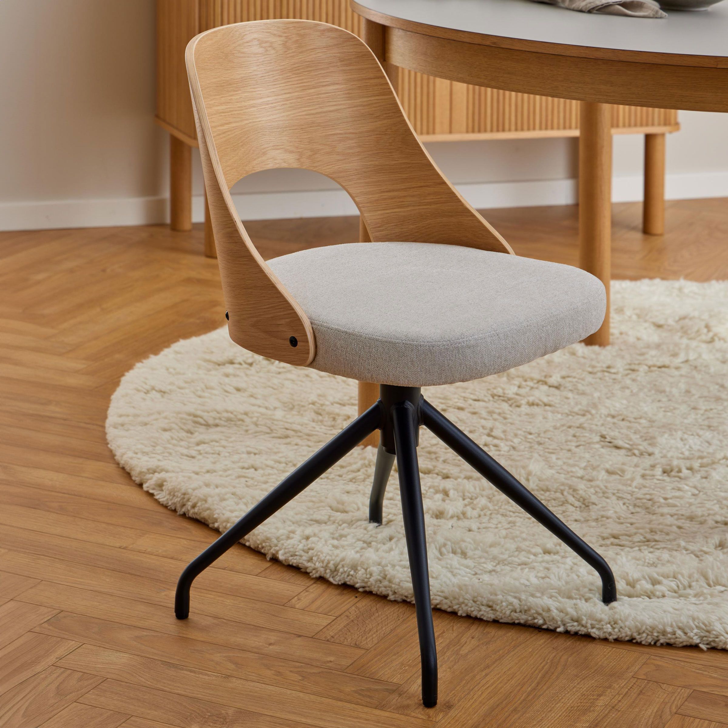 Bendt Draaibare Eetkamerstoel Vila – Beige, Scandinavisch design met eikenfineer