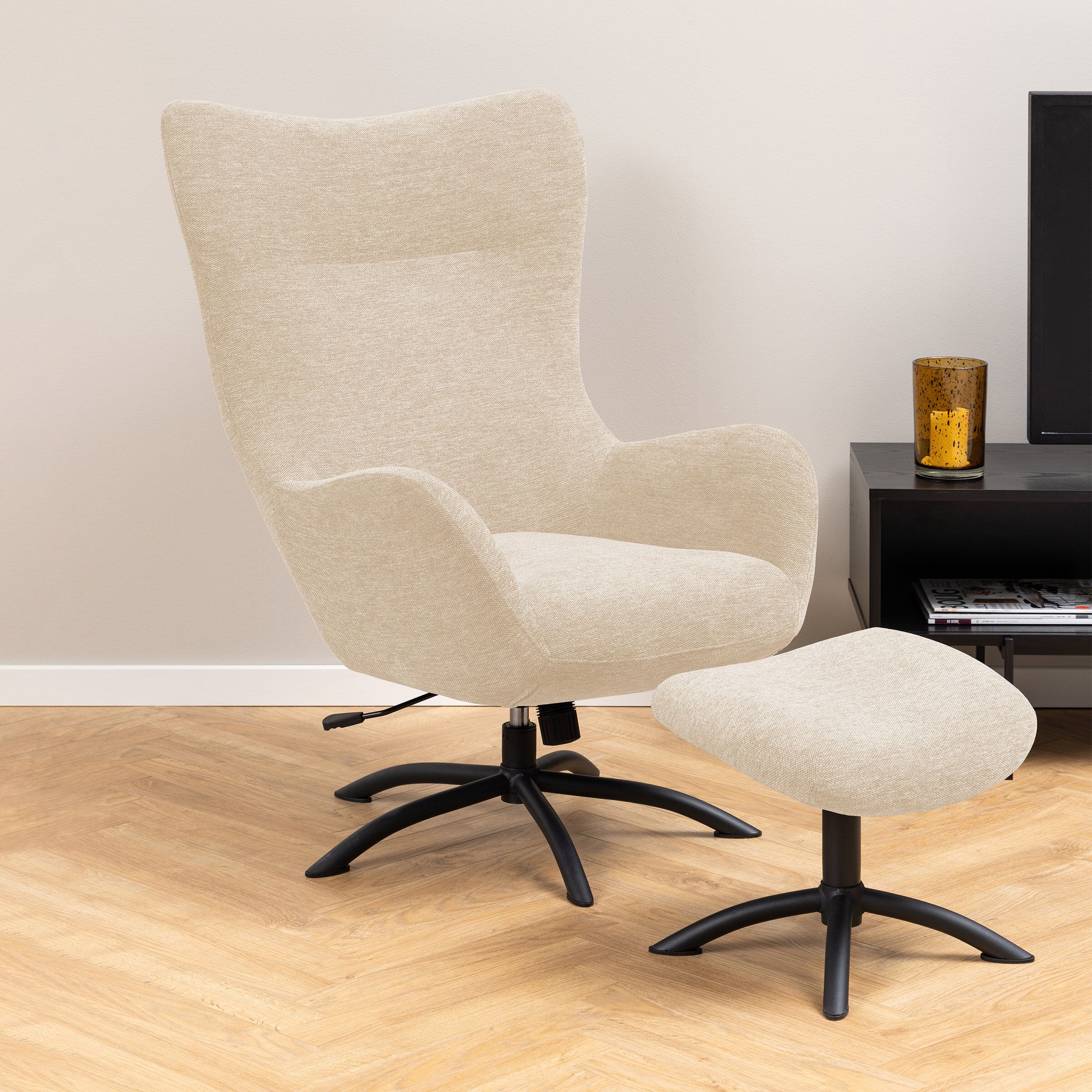Bendt Draaifauteuil Keaton met voetenbank – Beige, Scandinavisch comfort voor elke woonkamer