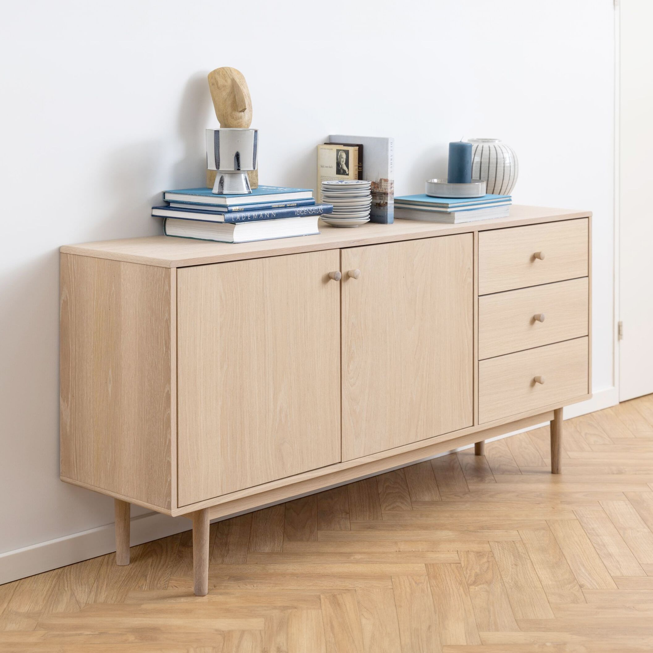 Bendt Dressoir Ove in Whitewash – Scandinavisch Design met Praktische Opbergruimte