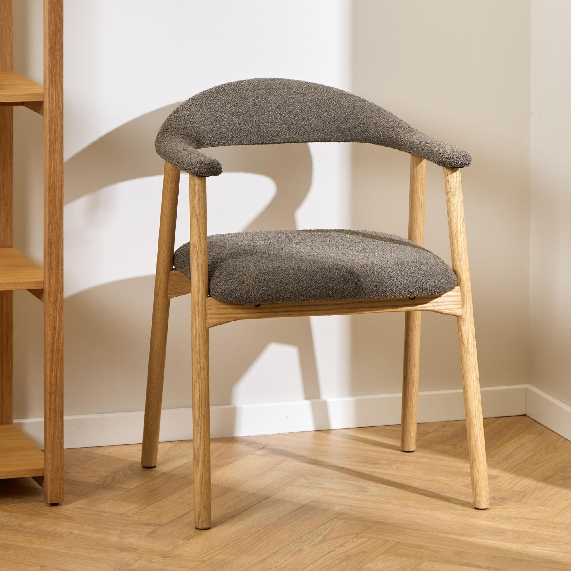 Bendt Eetkamerstoel Gerado – Eikenhout & Bouclé, Taupe – Japandi Stijl