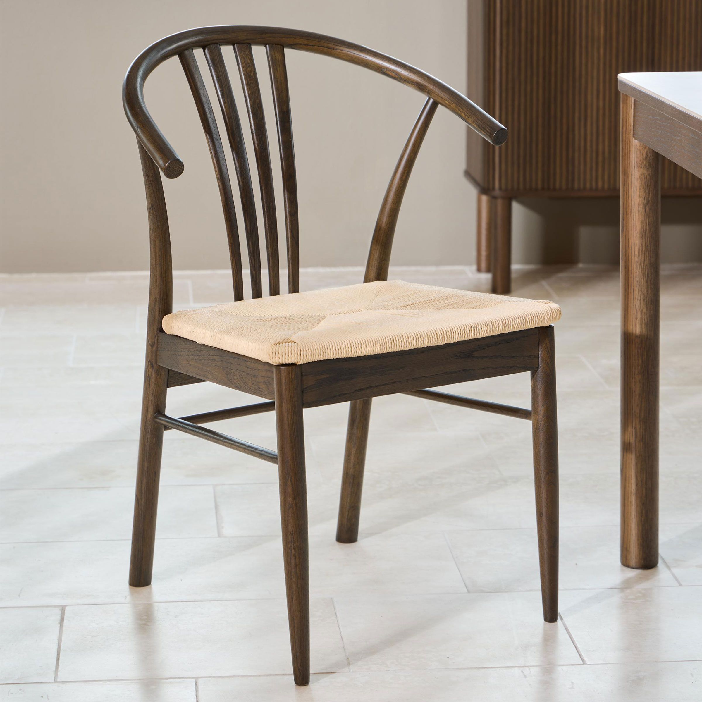 Bendt Emil eetkamerstoel in bruine gerookte eik – Scandinavisch design voor elke tafel