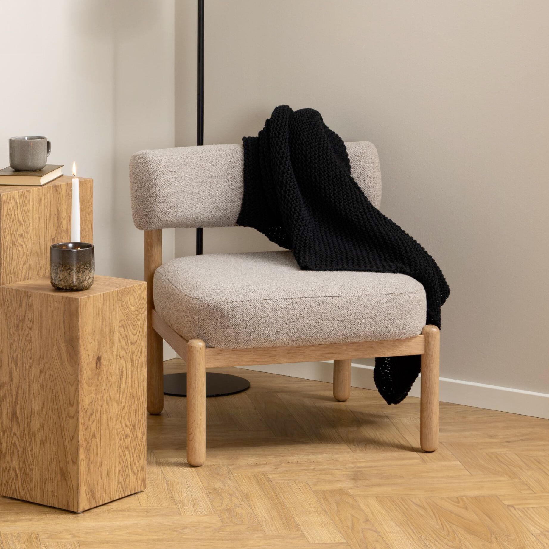 Bendt Fauteuil Conni – Moderne Japandi Lounge met eikenhouten frame en bouclé bekleding