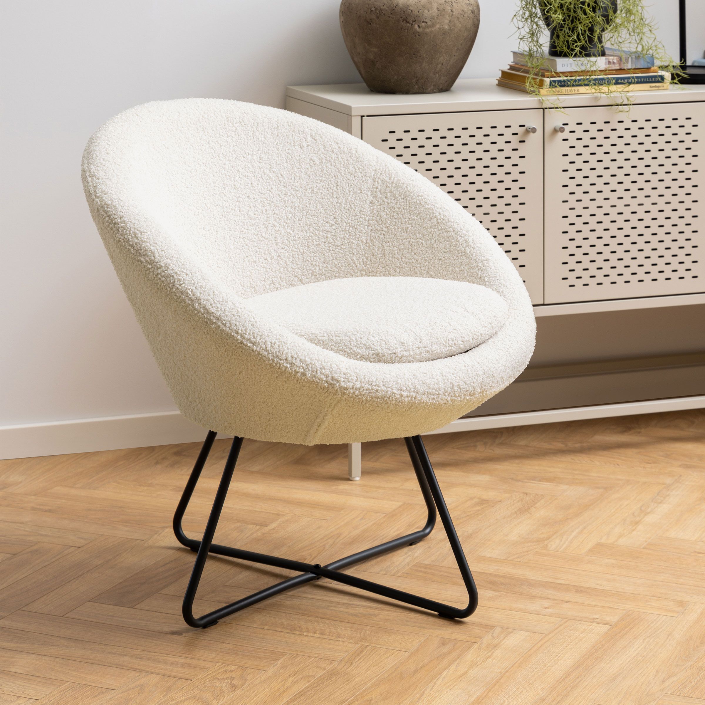 Bendt Fauteuil Lærke Teddy – Beige, ronde lounge stoel met teddy-achtige zachtheid