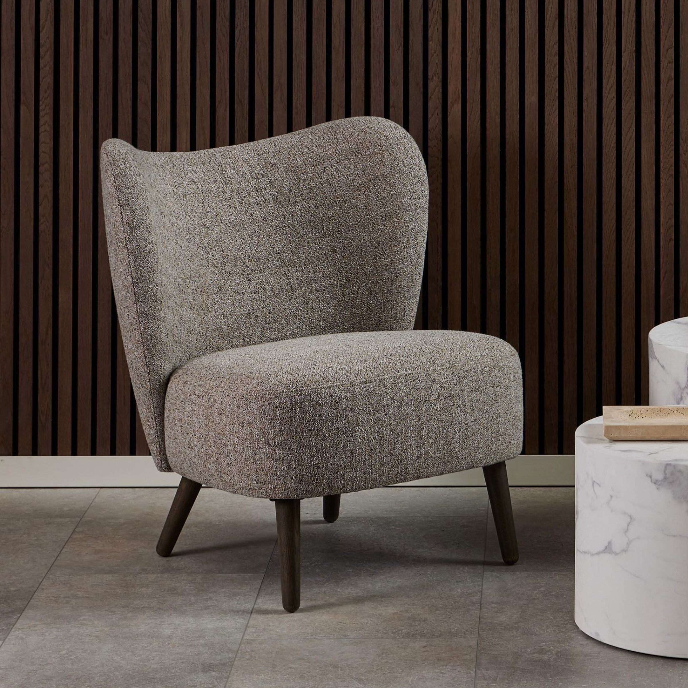 Bendt Fauteuil Napolean Bouclé – elegante loungestoel in mokkakleur