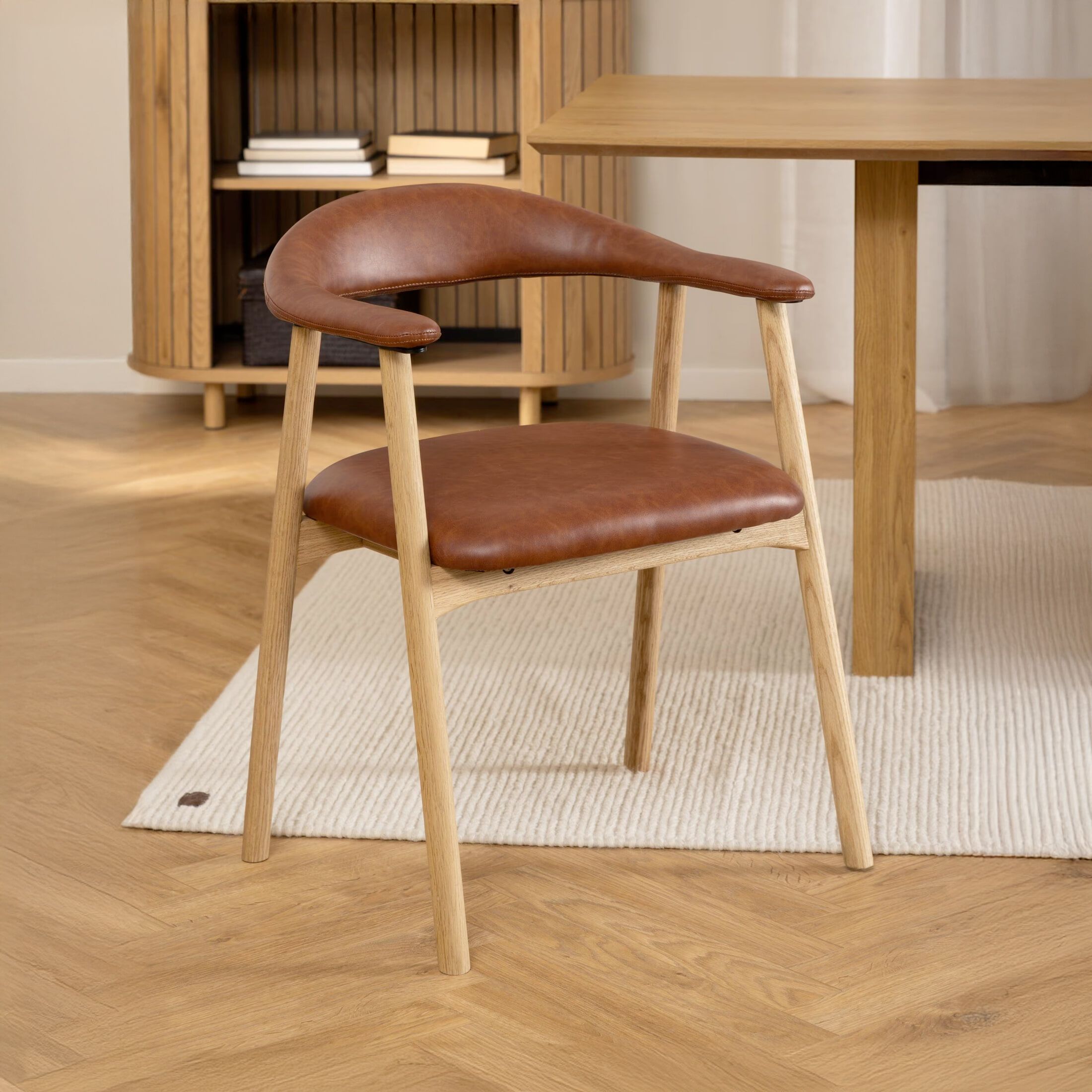 Bendt Gerado eetkamerstoel – luxe eikenframe en kunstleren bekleding in bruin