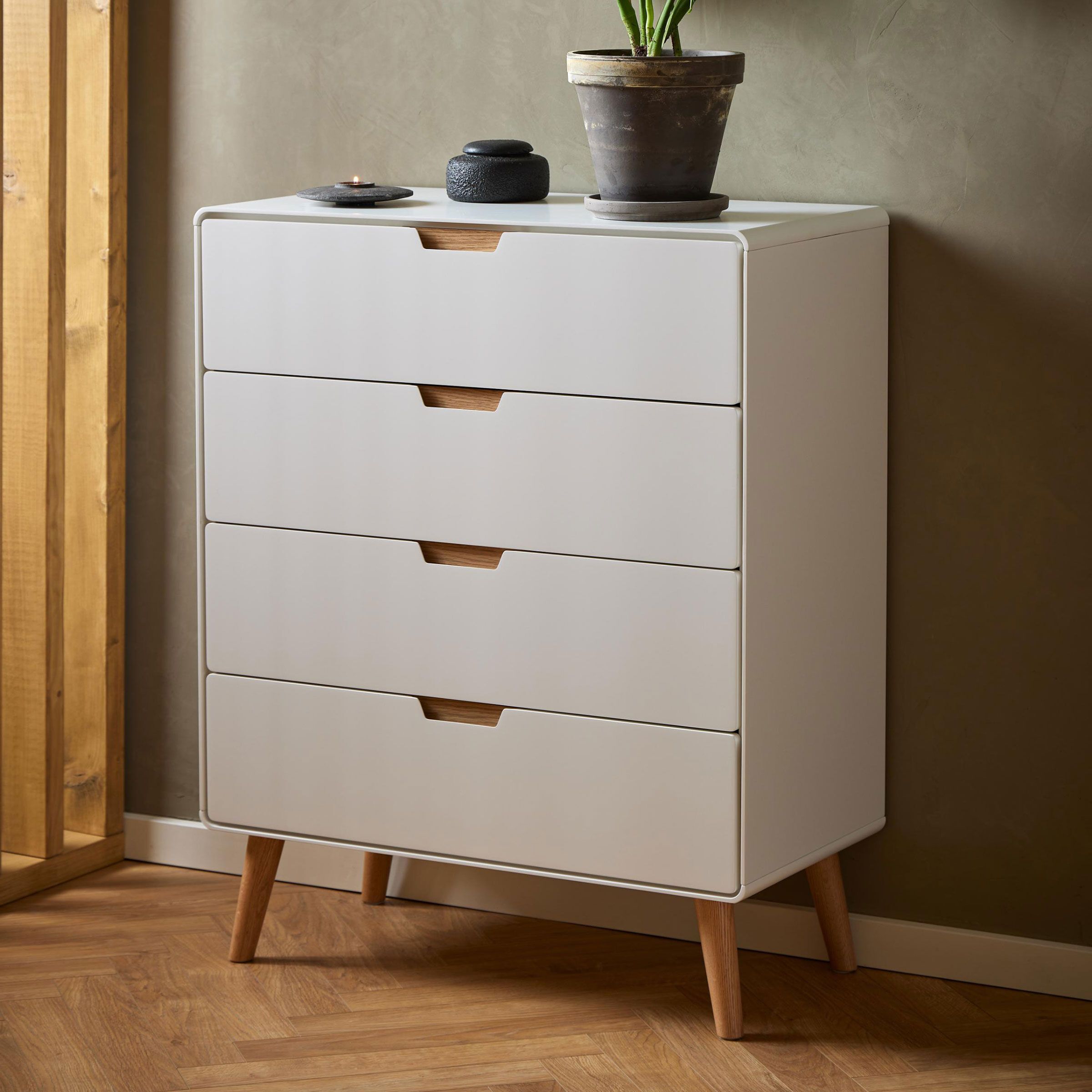 Bendt Ladekast Roselle – Witte 4‑lade kast met eiken details