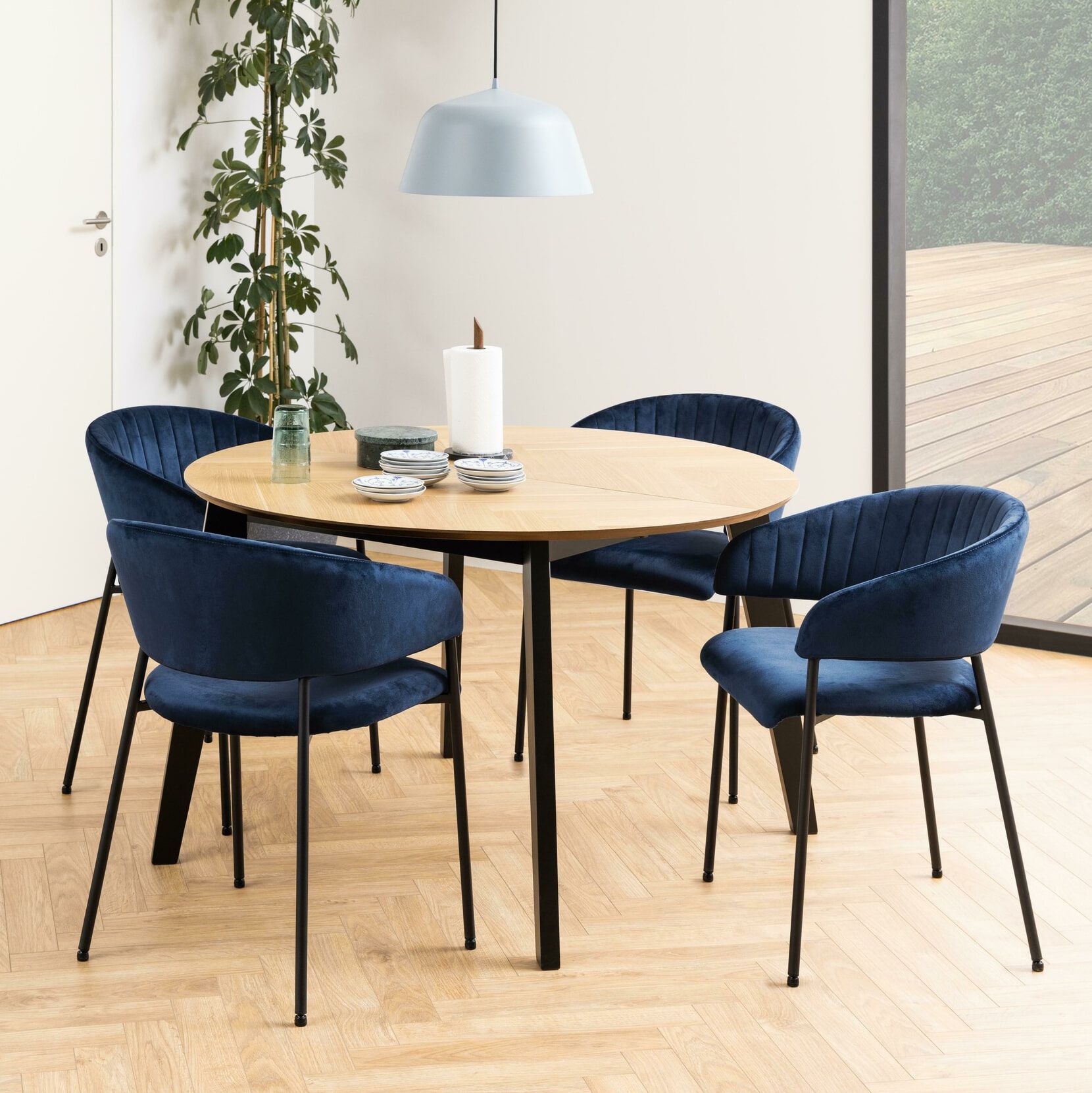 Bendt Maso – Uitschuifbare ronde eettafel met visgraat eikenfineer