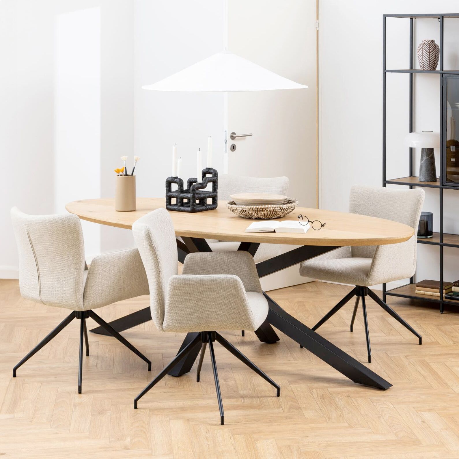 Bendt Ovale Eettafel Line – Natuurlijk eiken met sculpturale zwarte basis
