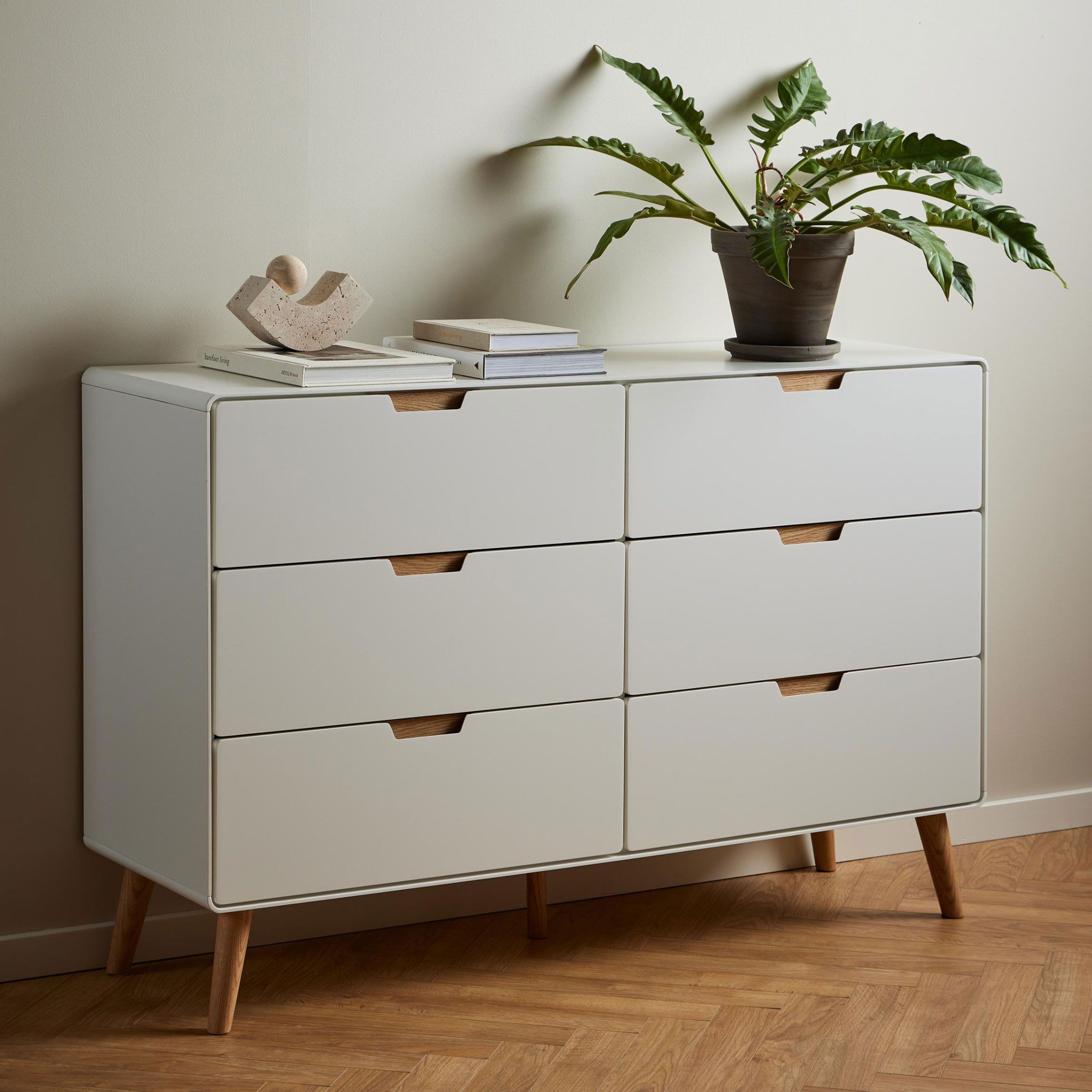 Bendt Roselle Ladekast 90 × 135 cm – Minimalistisch wit met warme eiken accenten