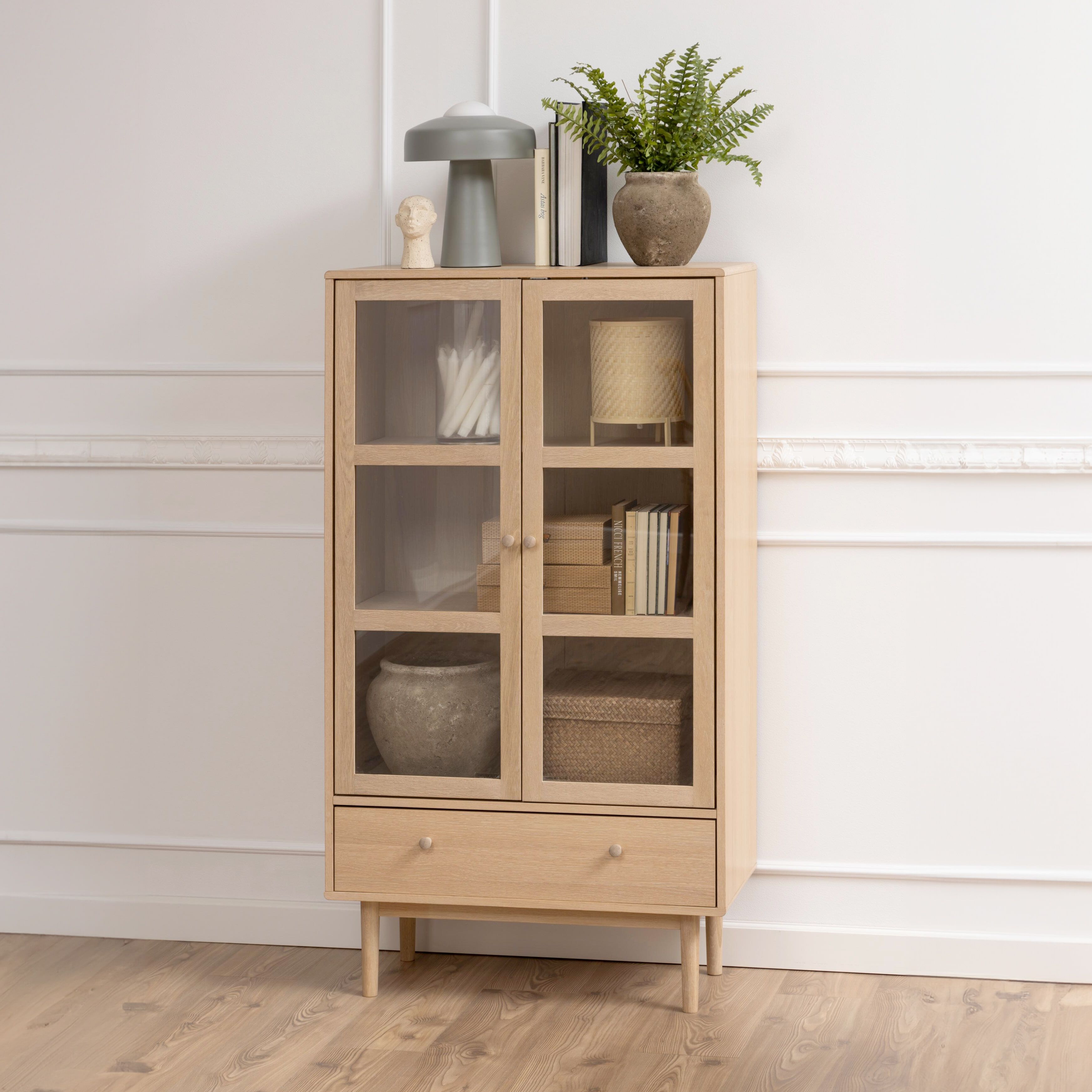 Bendt Vitrinekast Ove – Tijdloze Scandinavische elegantie in whitewash eiken