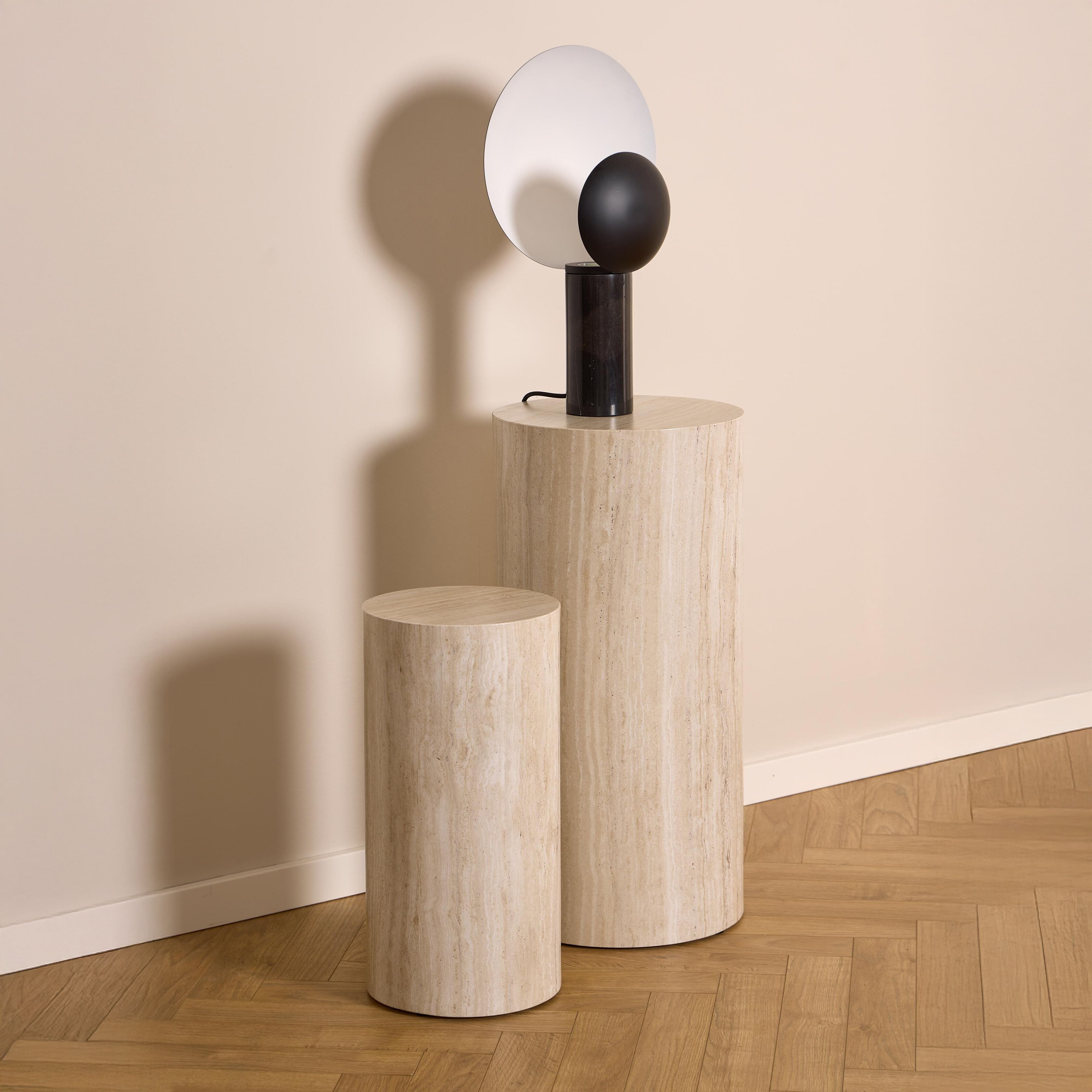 Bendt Zuil Flavian Travertinlook – Set van 2 ronde sokkels in Beige