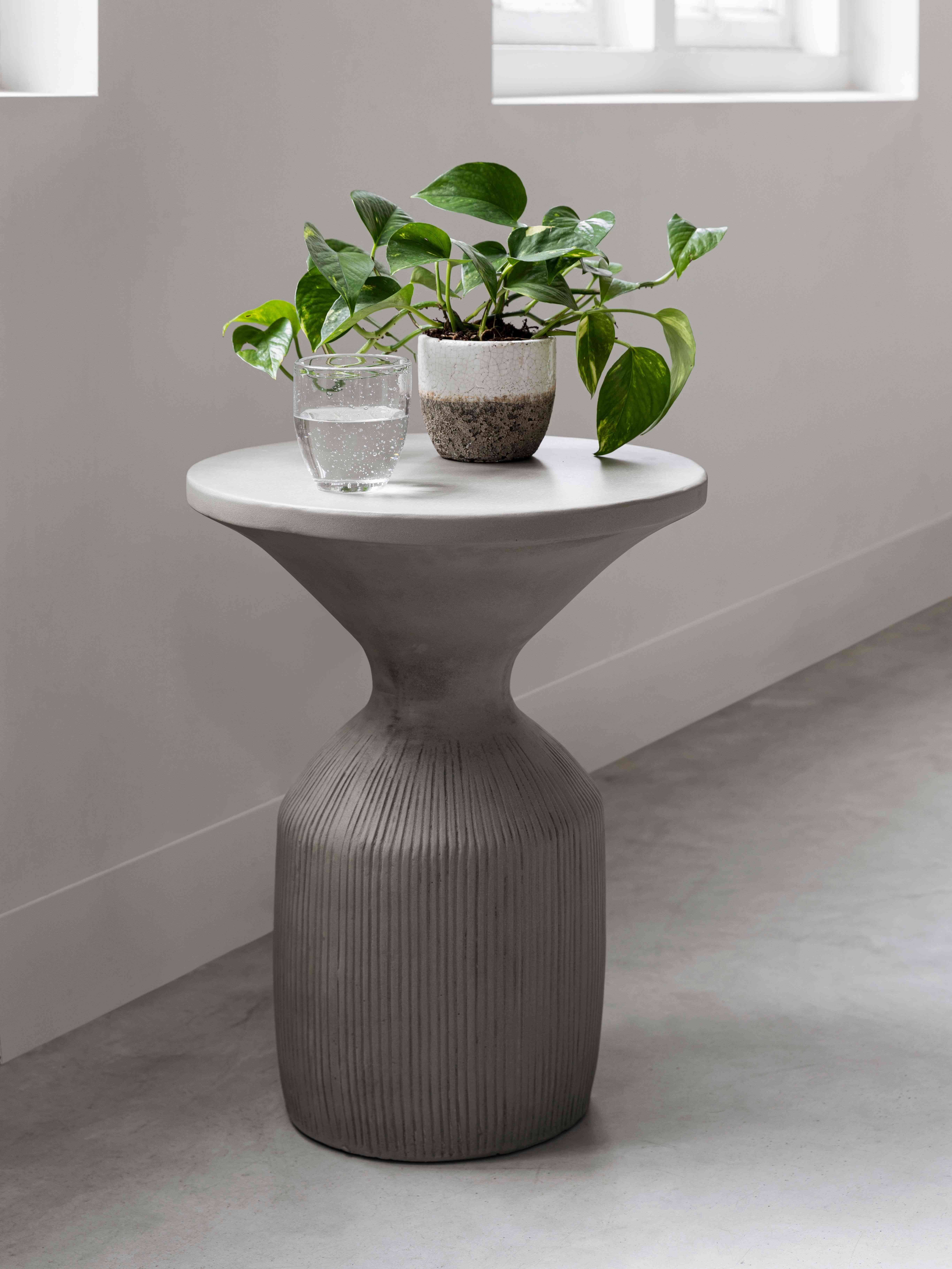 Bijzettafel Flora – Rond, Olijfgroen, 51 cm – Modern vakmanschap van MUST Living