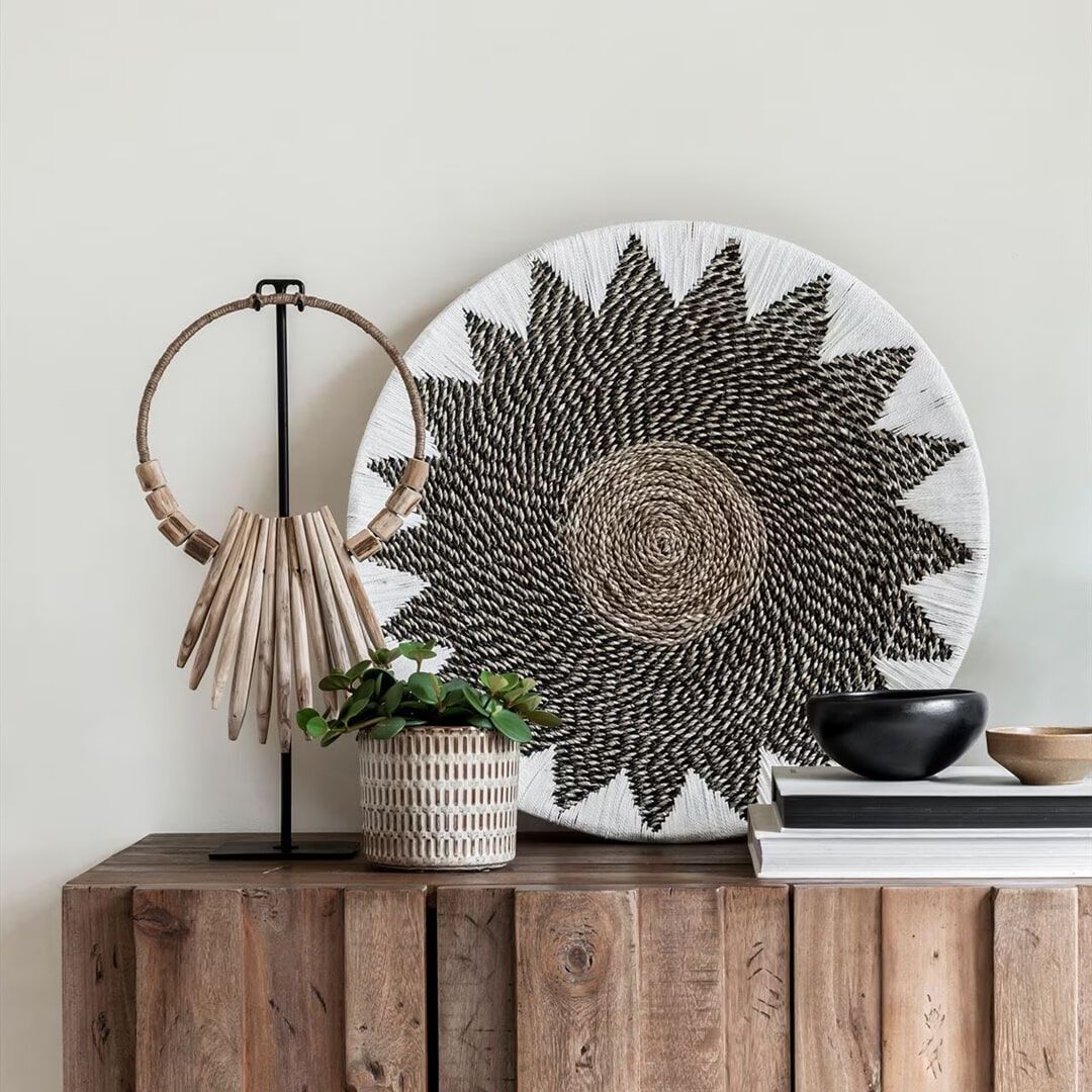 Bohemien wandpaneel Star van MUST Living – Natuurlijke zeegraskunst in bruin, wit en zwart (Ø31×17 cm)