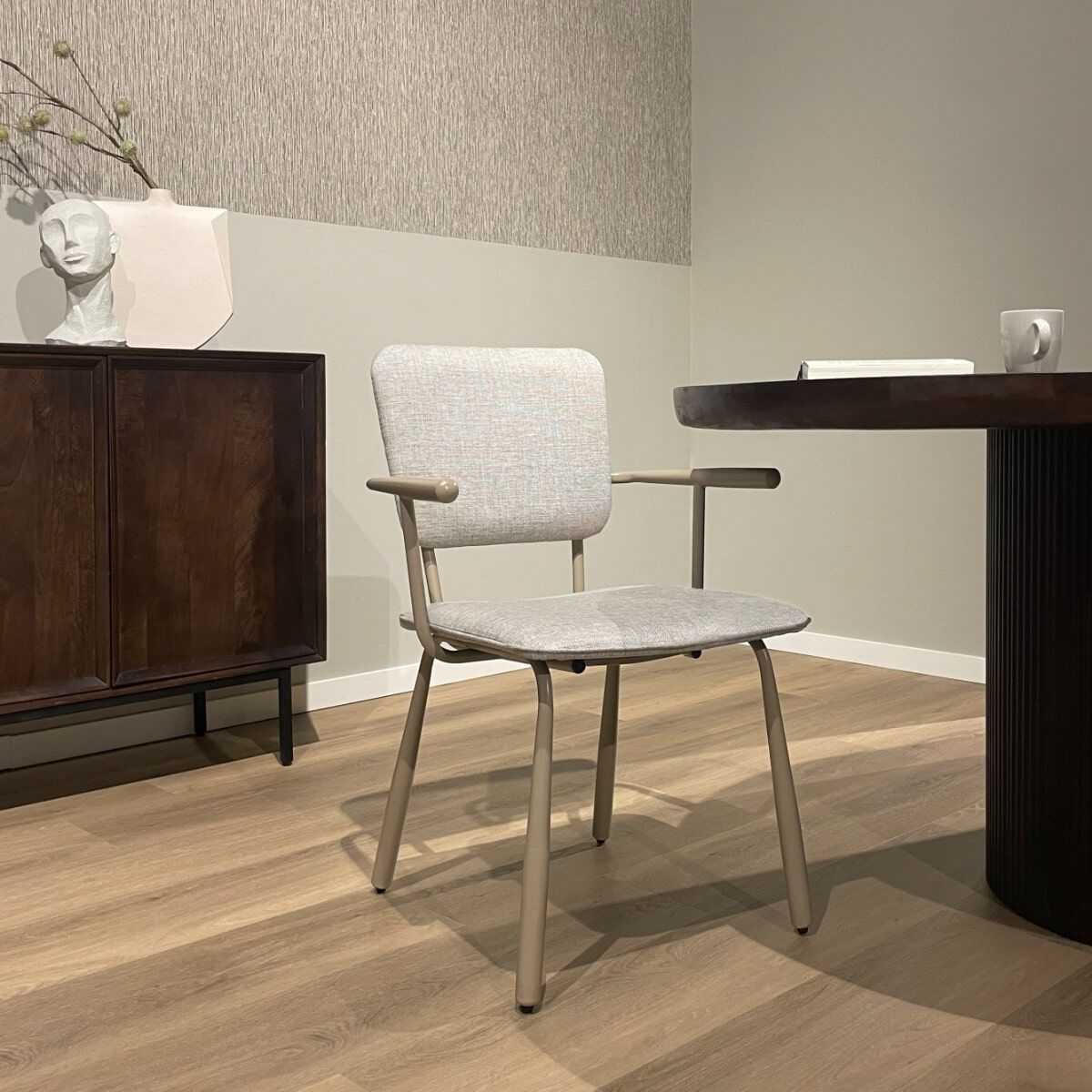 Brix Finn – Elegante beige eetkamerstoel voor stijlvol dineren