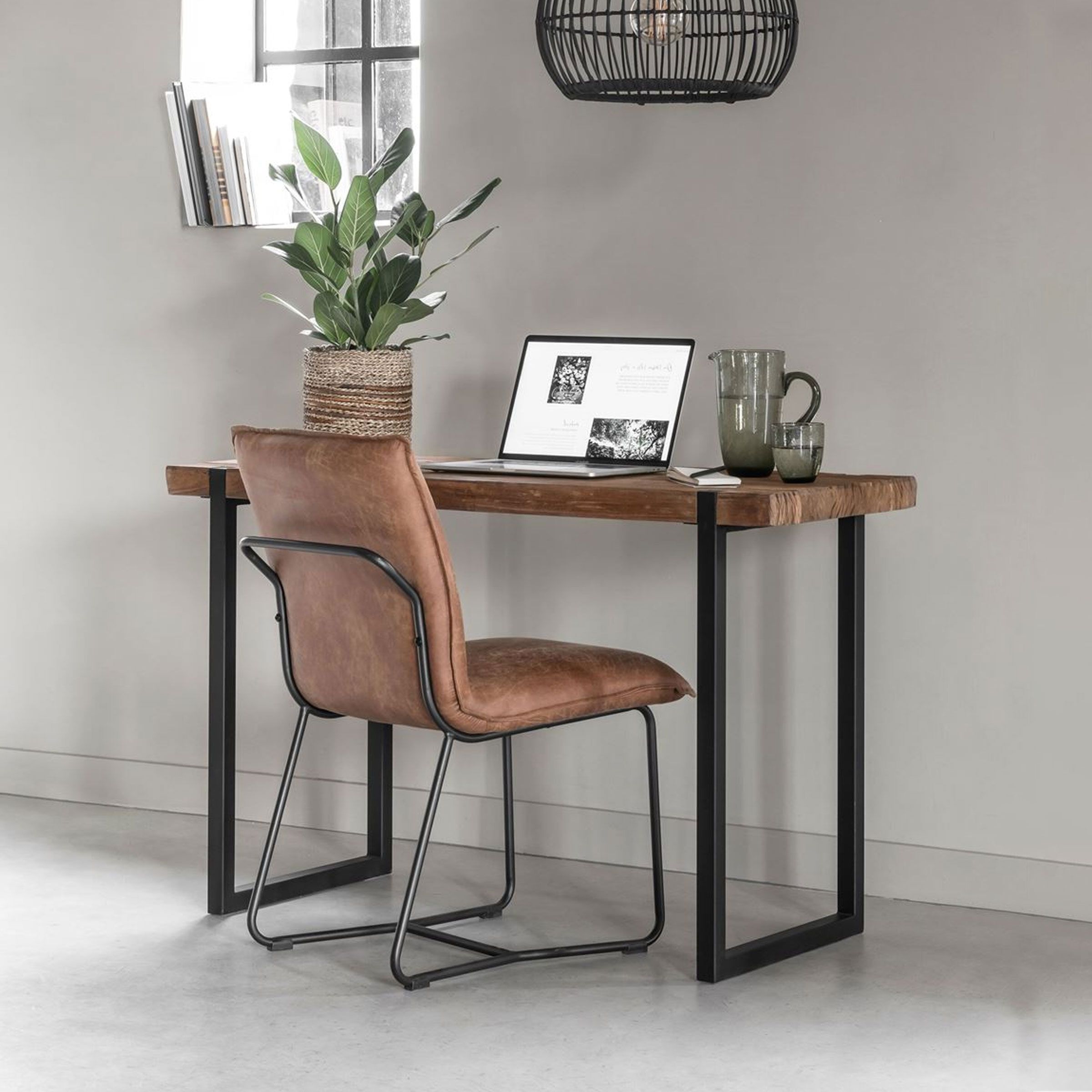 Bureau Beam van DTP Home – compact, handgemaakt teakhout met metalen onderstel