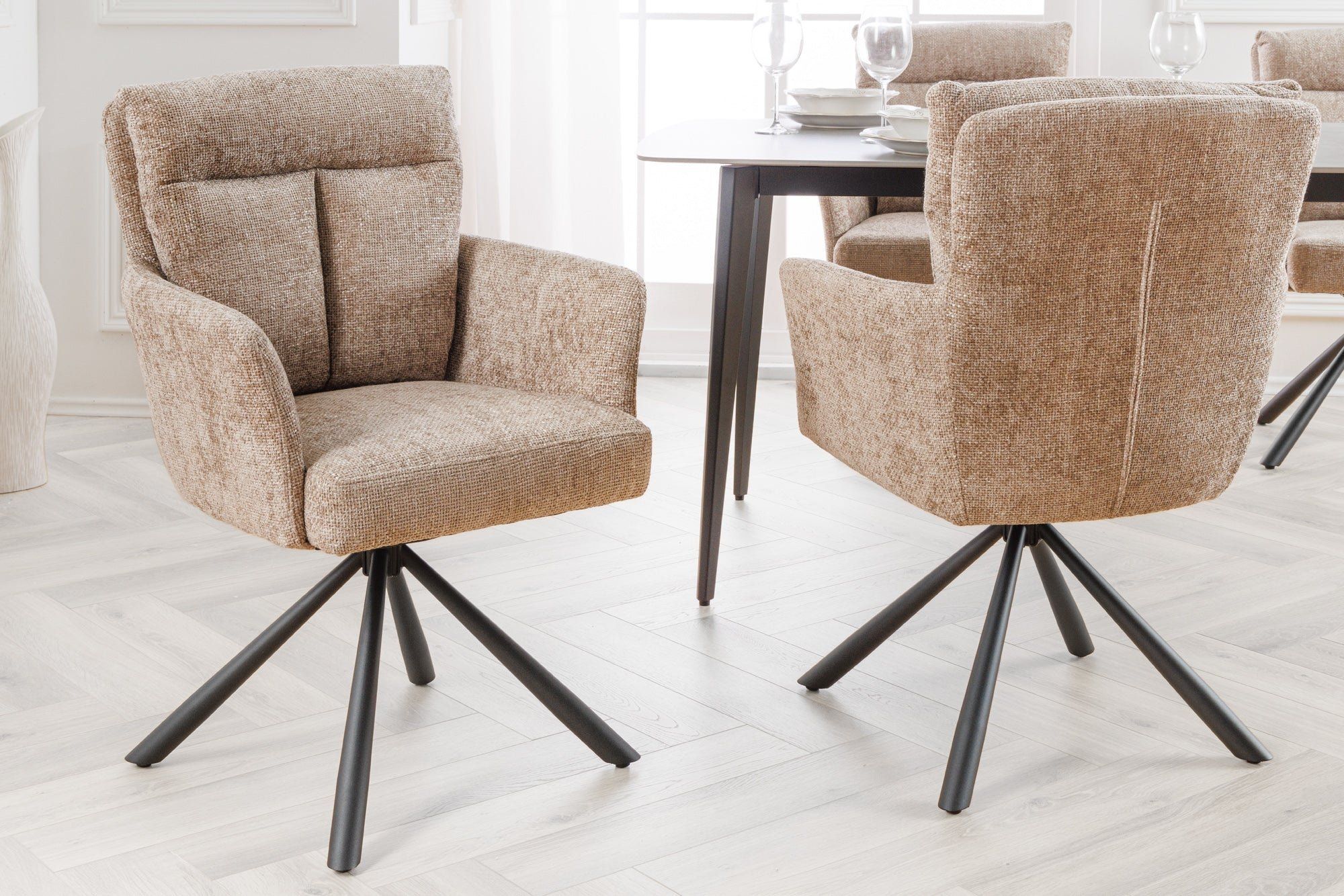 Bureaustoel BIG GEORGE – Comfortabele beige structuurstoel met zwarte metalen armleuning