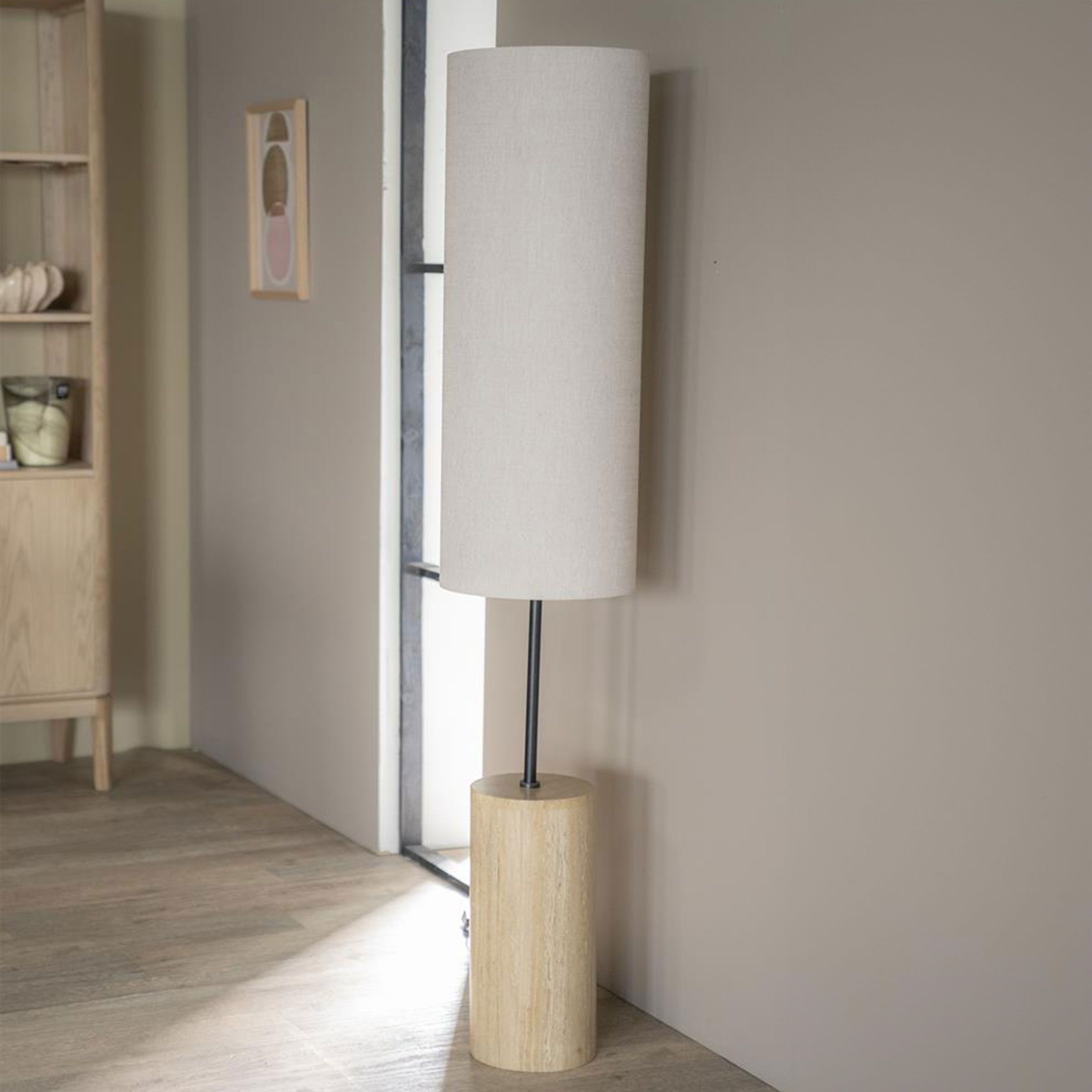 By-Boo Amara Vloerlamp – Natuurlijke Elegantie van Travertin en Linnen