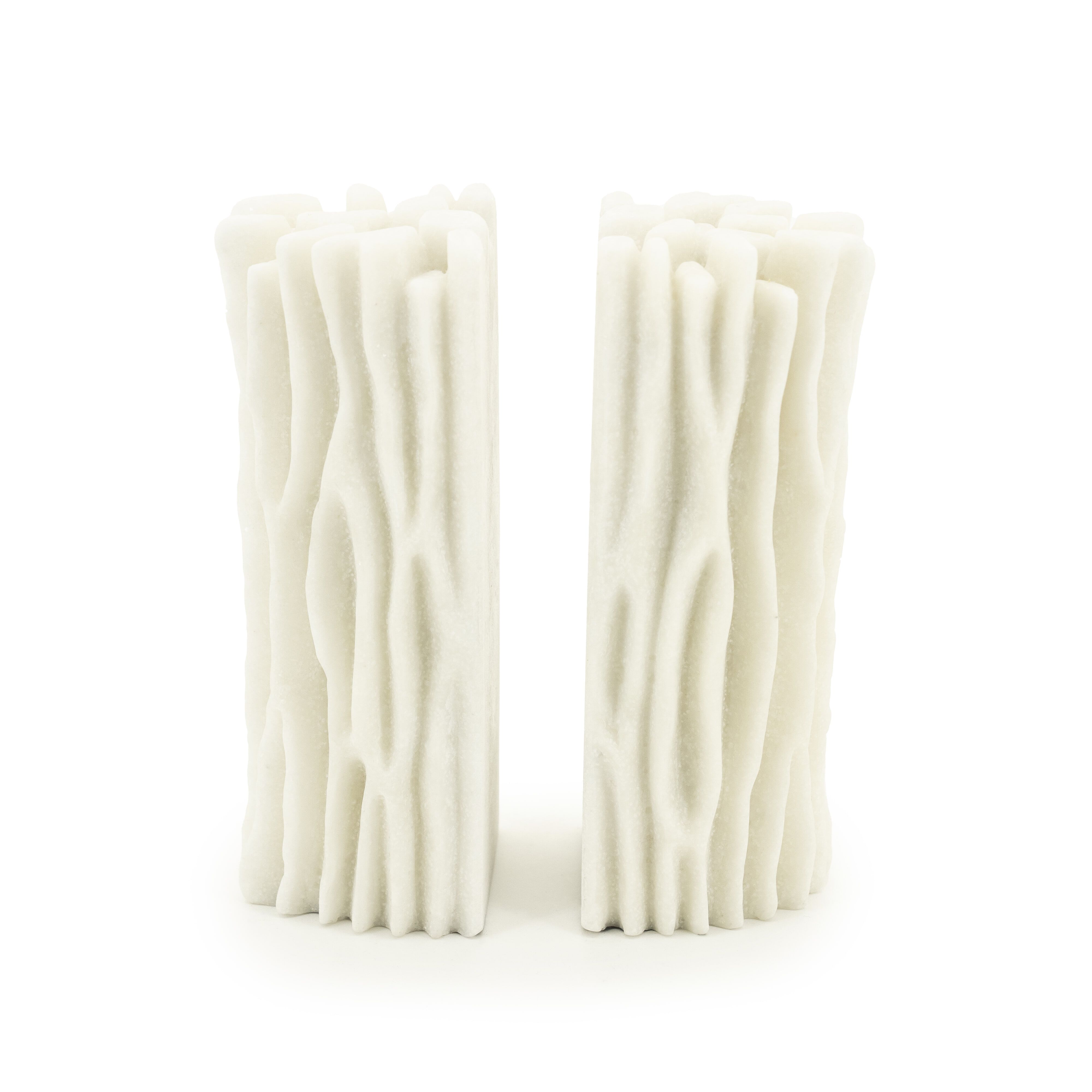 By‑Boo Daria – Strakke witte boekenstandaard van resin met coral quartz sand afwerking