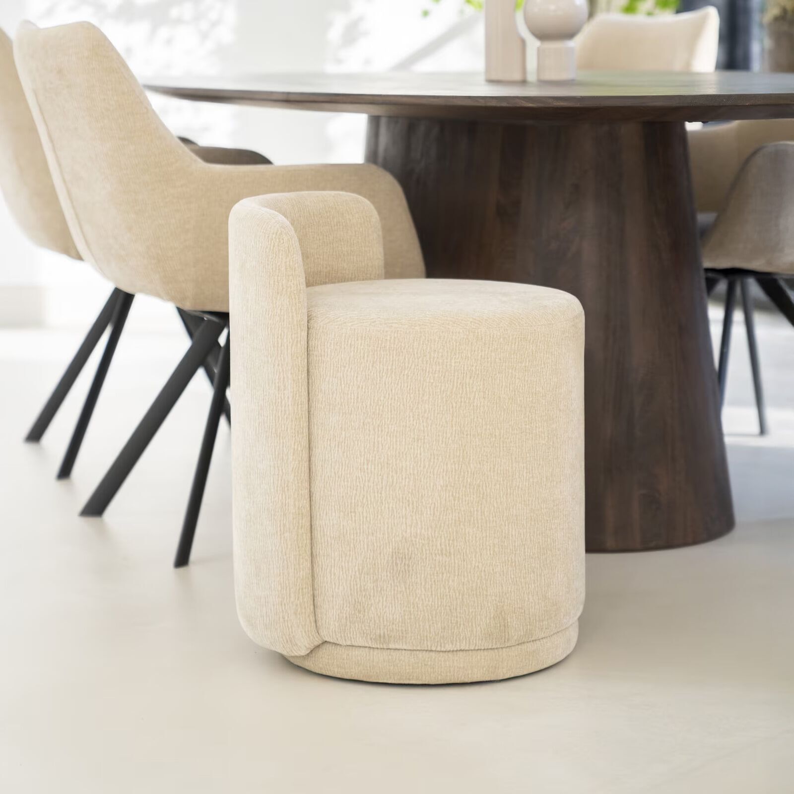 By-Boo Marque eetkamerstoel in Taupe – compact, stijlvol en comfortabel