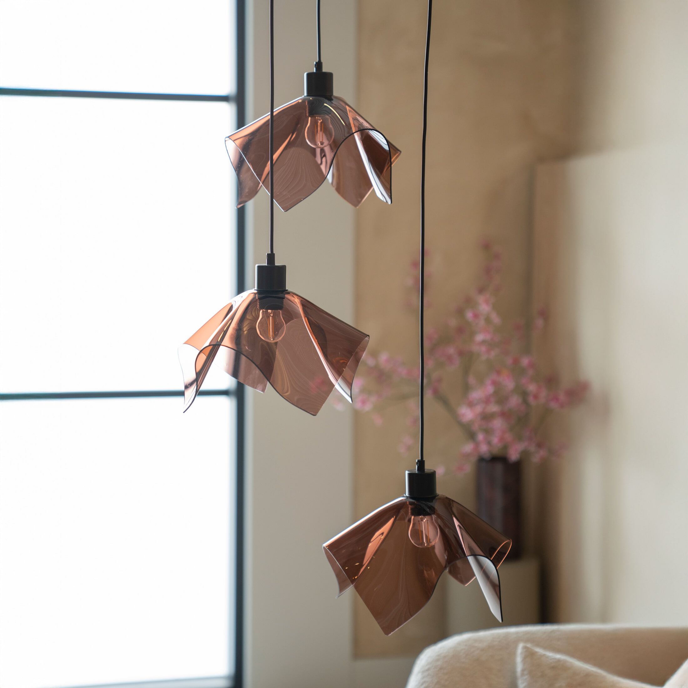 By‑Boo Nims Hanglamp – Drie verfijnde acryllampen in warm bruine tint