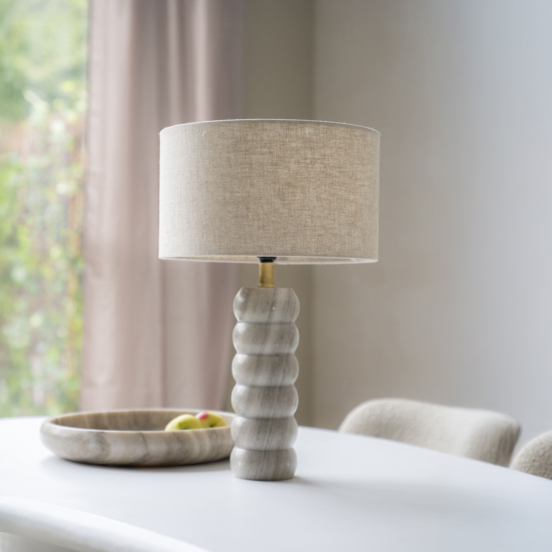 By-Boo Patron Tafellamp – Elegante marmer‑ en linnenlamp in beige, 55 cm