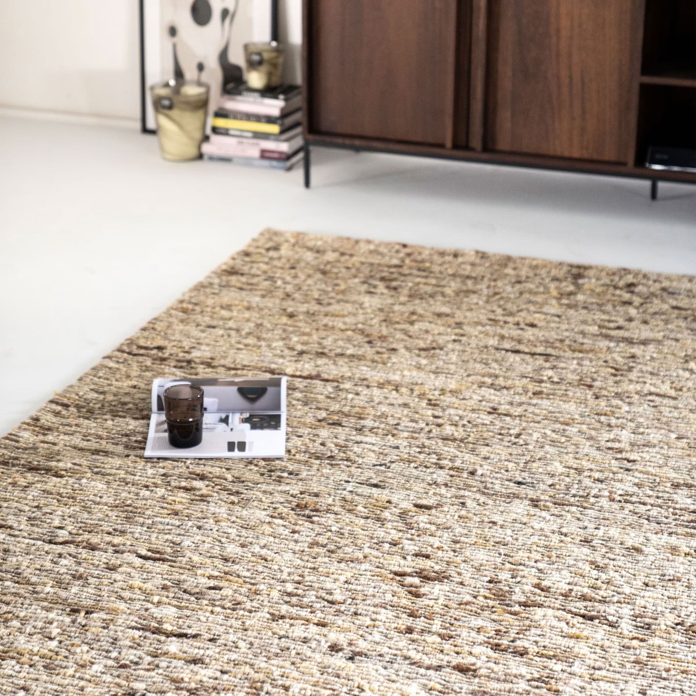 By-Boo Takara Vloerkleed – Warm mosterdgeel comfort voor elke kamer
