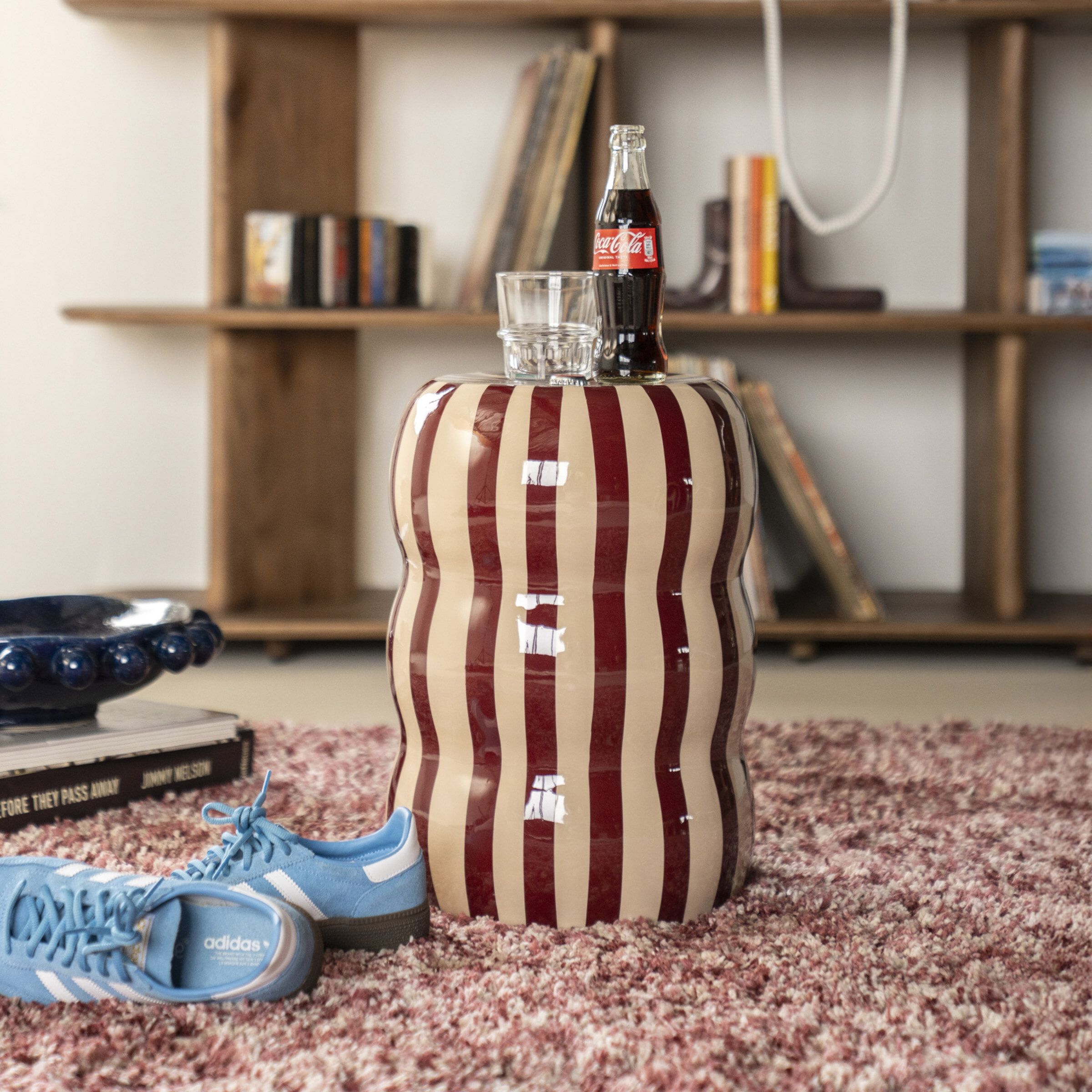 Candice ronde bijzettafel 28 cm – Design met beige‑bordeaux accent