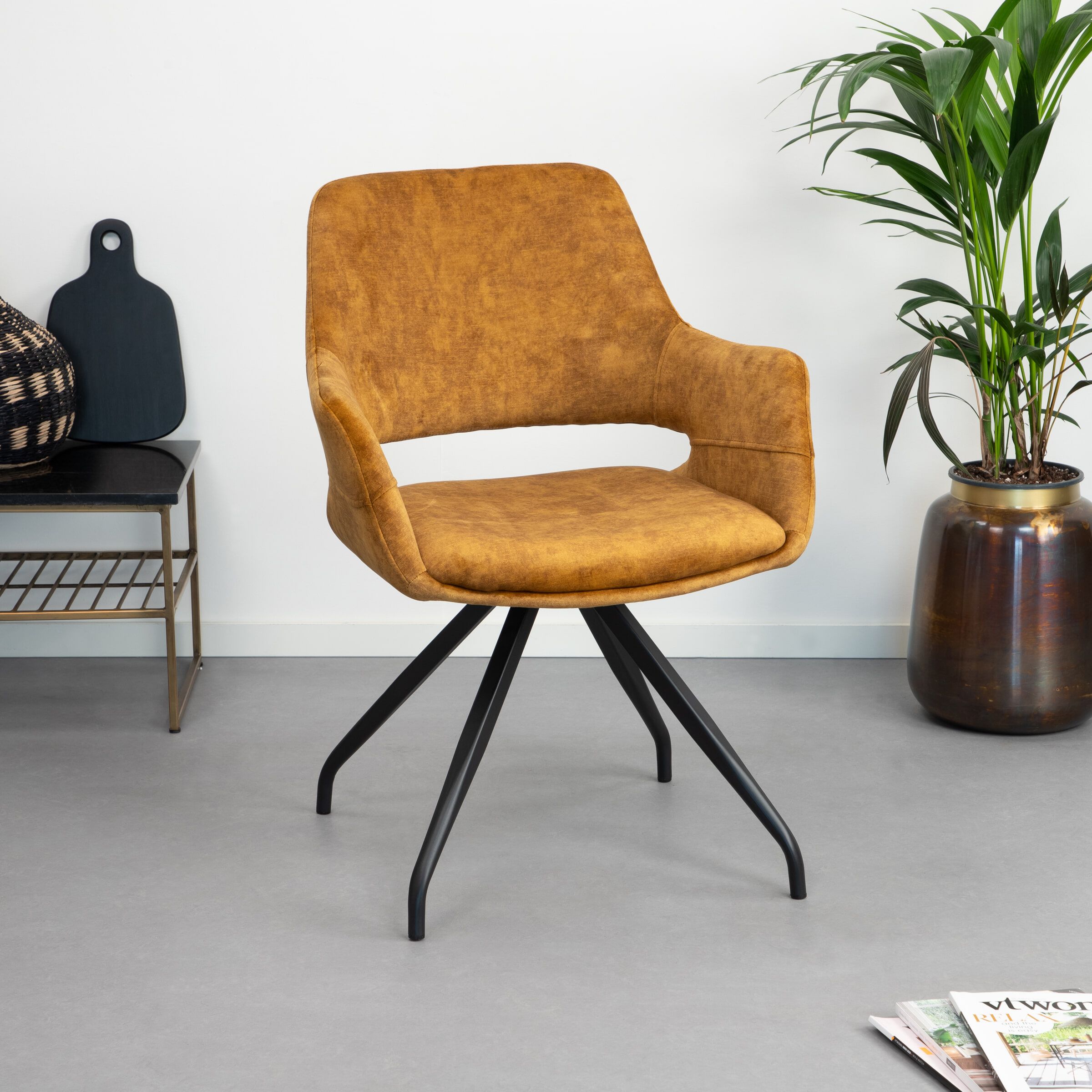 Capp Velvet eetkamerstoel in Okergeel – luxe, comfort en modern design