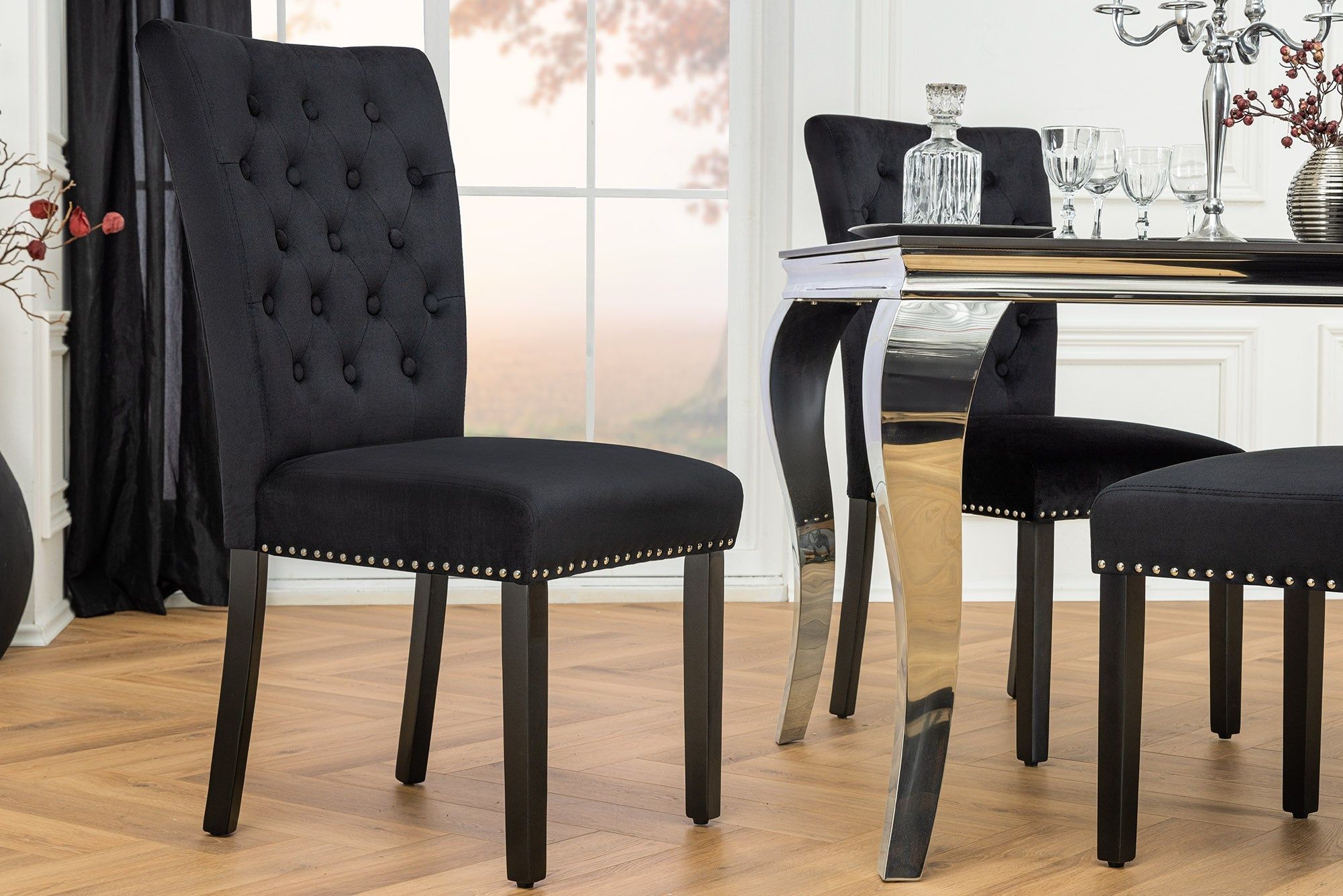 CASTLE Chesterfield stoel – luxe zwart fluweel met rubberhouten poten