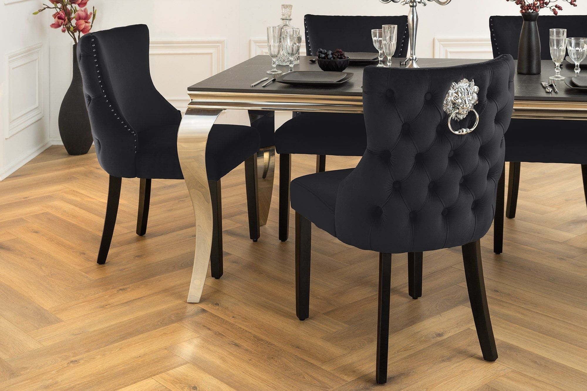 CASTLE DELUXE Chesterfield stoel – Zwart fluweel met leeuwenkop klinknagels