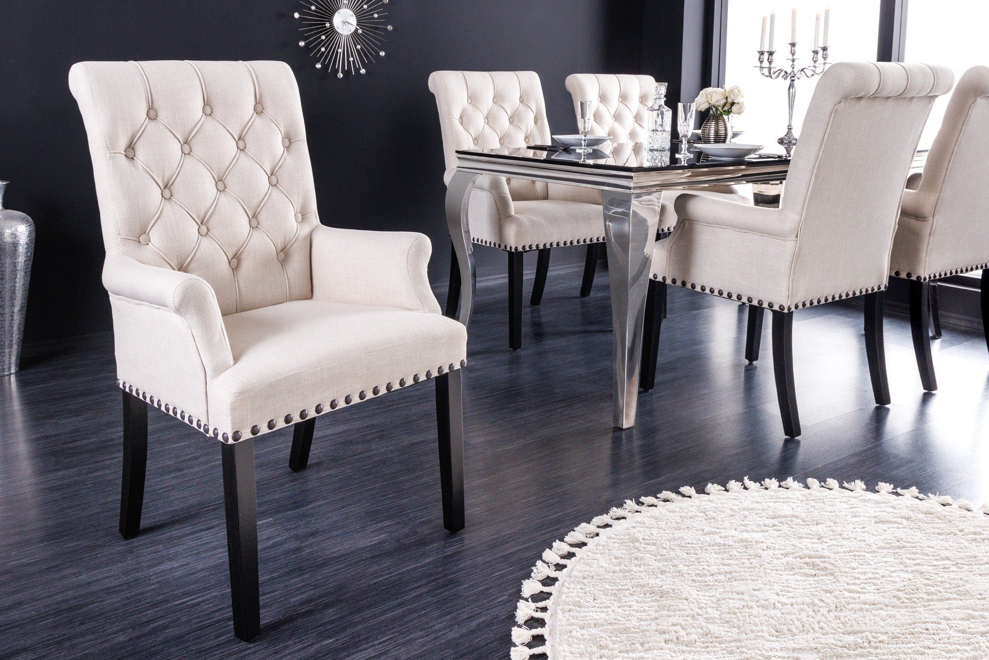 CASTLE design stoel – elegante beige‑zwarte getextureerde stof met armleuningen en houten poten