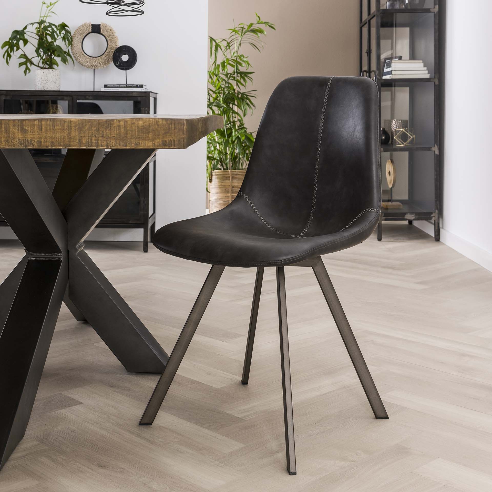 Celia eetkamerstoel – stoer vintage PU-leer in zwart