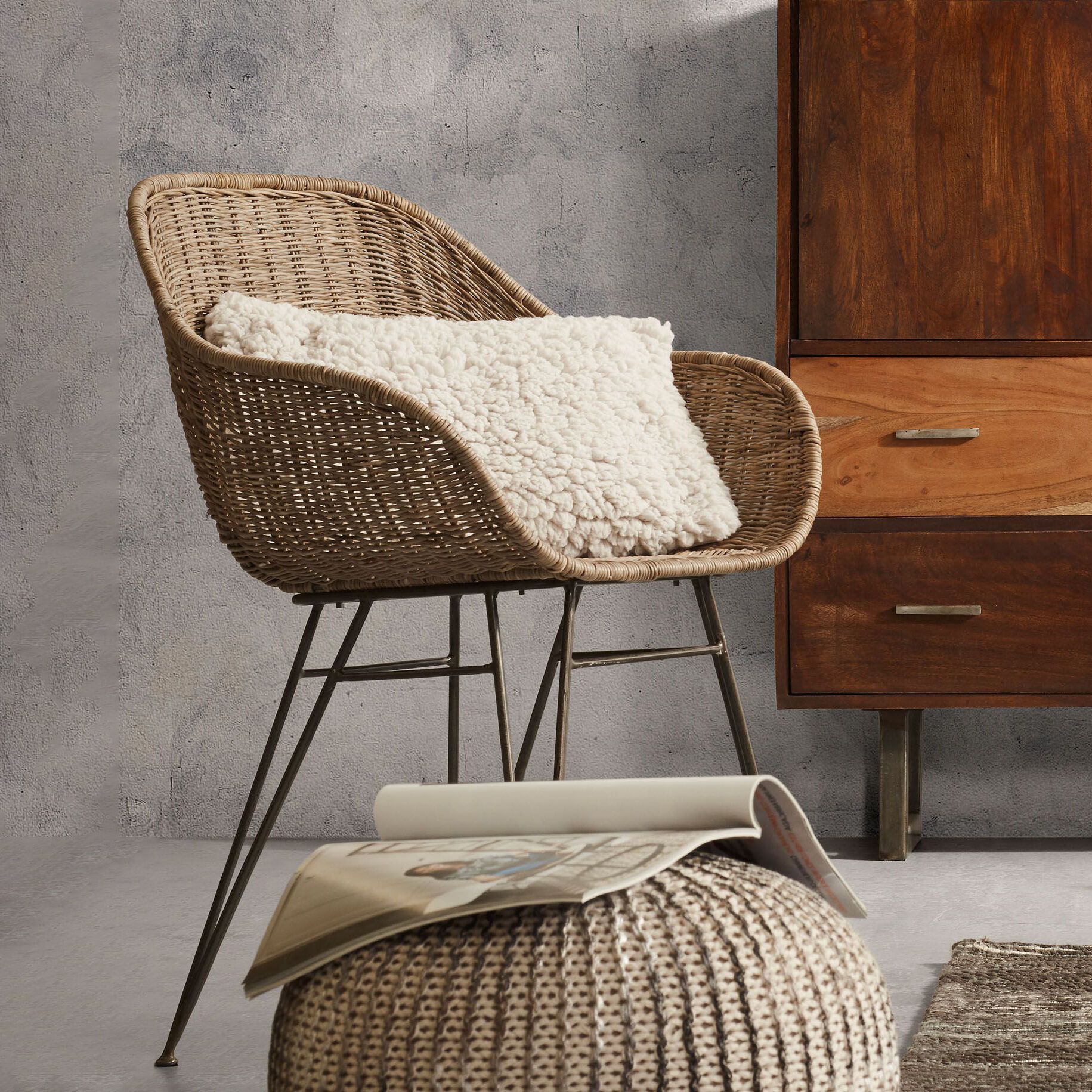 Chart Rotan eetkamerstoel van Kave Home – Natuurlijke elegantie met strak metalen onderstel