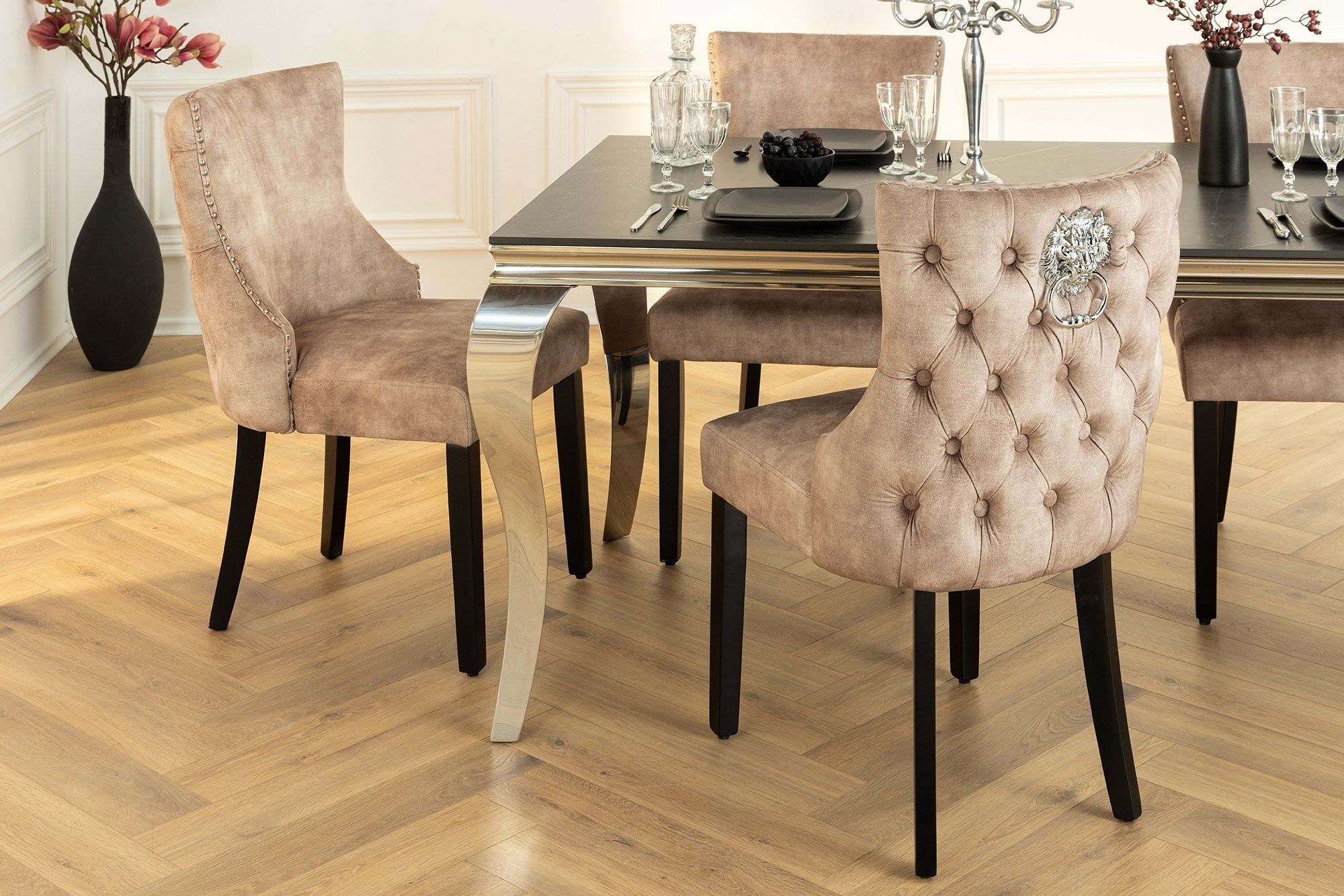 Chesterfield Stoel CASTLE DELUXE – Luxe Beige Fluweel met Leeuwenkop Studs